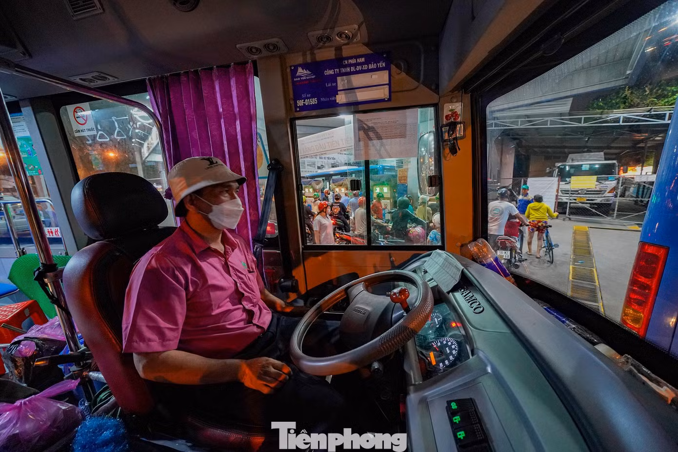 "Xếp hàng hơn 30 phút rồi mà vẫn chưa được chủ cây xăng cho xe vào. Tôi phải tranh thủ về bến nghỉ ngơi, mai 3h sáng là dậy rồi", bác tài xe buýt này cho biết. "Xếp hàng hơn 30 phút rồi mà vẫn chưa được chủ cây xăng cho xe vào. Tôi phải tranh thủ về bến nghỉ ngơi, mai 3h sáng là dậy rồi", bác tài xe buýt này cho biết.