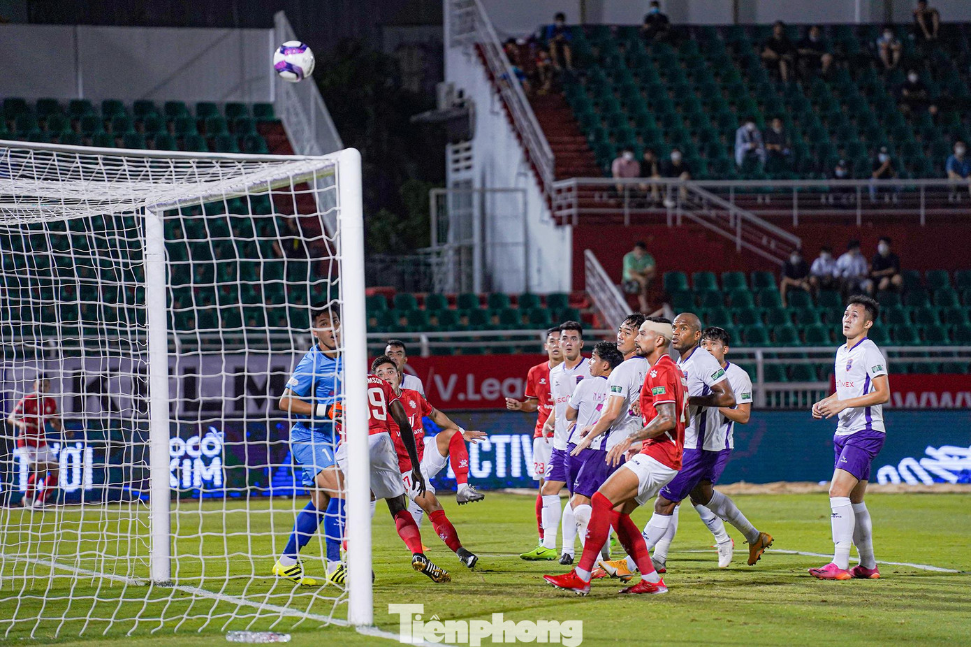 Khung thành thủ môn Sơn Hải nhiều phen bị đe doạ trong hiệp 2. Khung thành thủ môn Sơn Hải nhiều phen bị đe doạ trong hiệp 2.