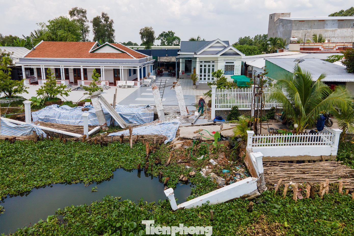 Bờ sông Vàm Cỏ Tây (Đê bao liên ấp Bến Kè, Nước Trong, Voi Đình), xã Thủy Đông, huyện Thạnh Hóa với chiều dài bị sạt lở khoảng 50 m, đất sạt lở và lún sâu từ mặt đất hiện trạng xuống đáy sông từ 4 - 6m (dạng hàm ếch), chiều rộng sạt lở từ sát mé sông vào trong đê bao từ 12 - 13m. Bờ sông Vàm Cỏ Tây (Đê bao liên ấp Bến Kè, Nước Trong, Voi Đình), xã Thủy Đông, huyện Thạnh Hóa với chiều dài bị sạt lở khoảng 50 m, đất sạt lở và lún sâu từ mặt đất hiện trạng xuống đáy sông từ 4 - 6m (dạng hàm ếch), chiều rộng sạt lở từ sát mé sông vào trong đê bao từ 12 - 13m.