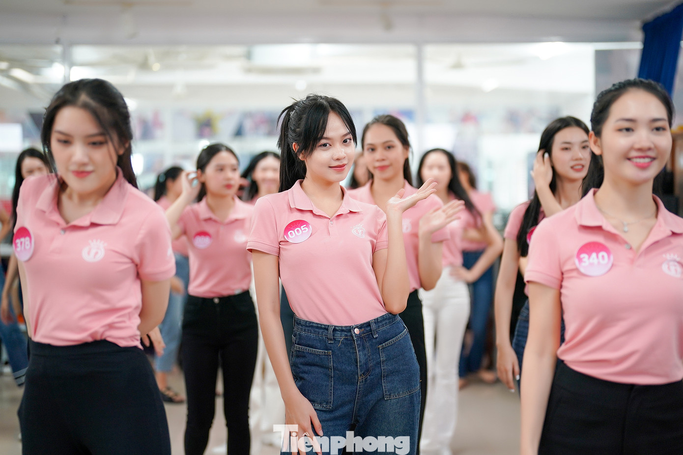 Thanh Thủy luôn thể hiện sự thân thiện, dễ mến mỗi khi bắt gặp ống kính phóng viên.