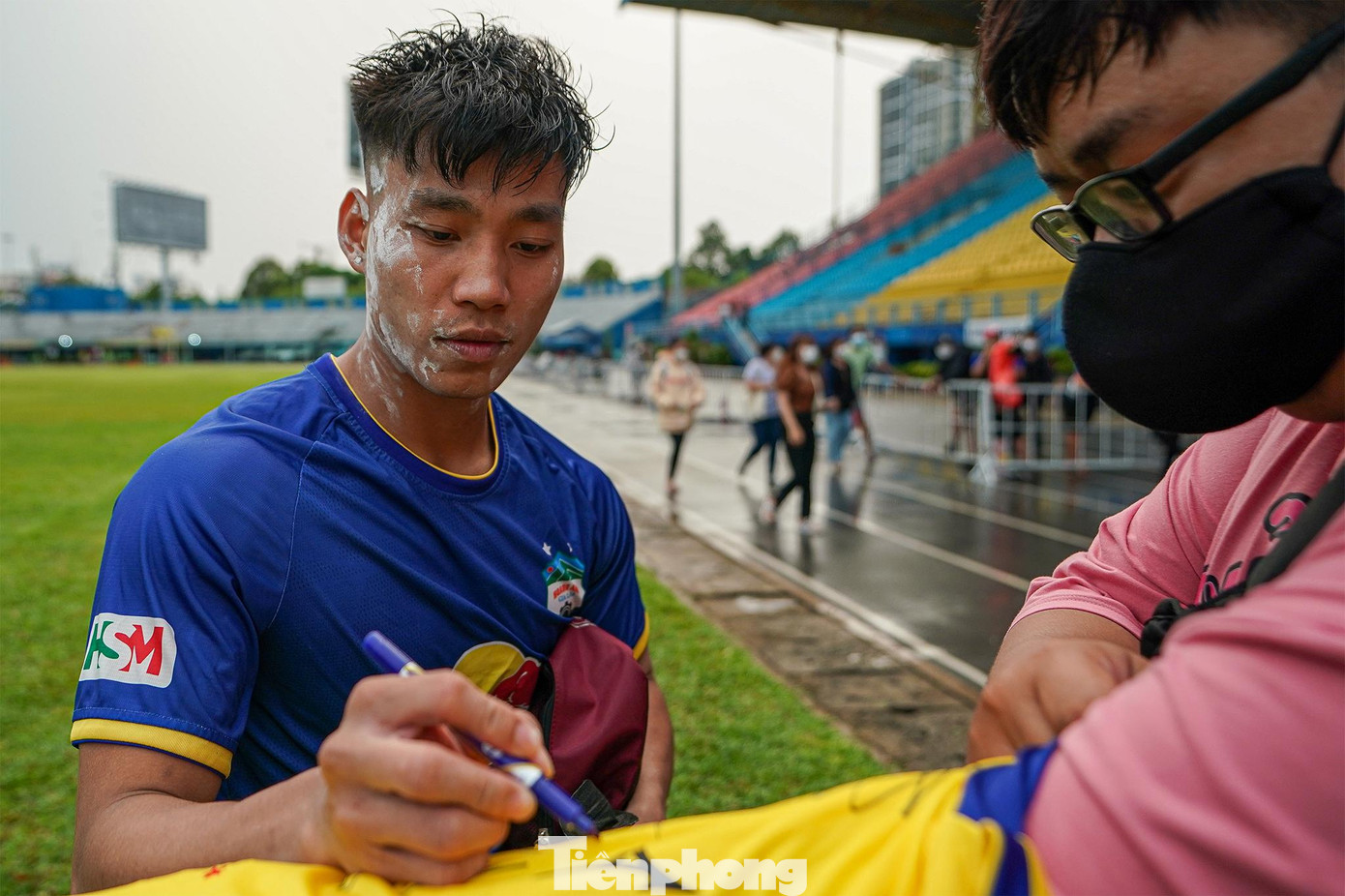 Hậu vệ Vũ Văn Thanh ký tặng người hâm mộ.