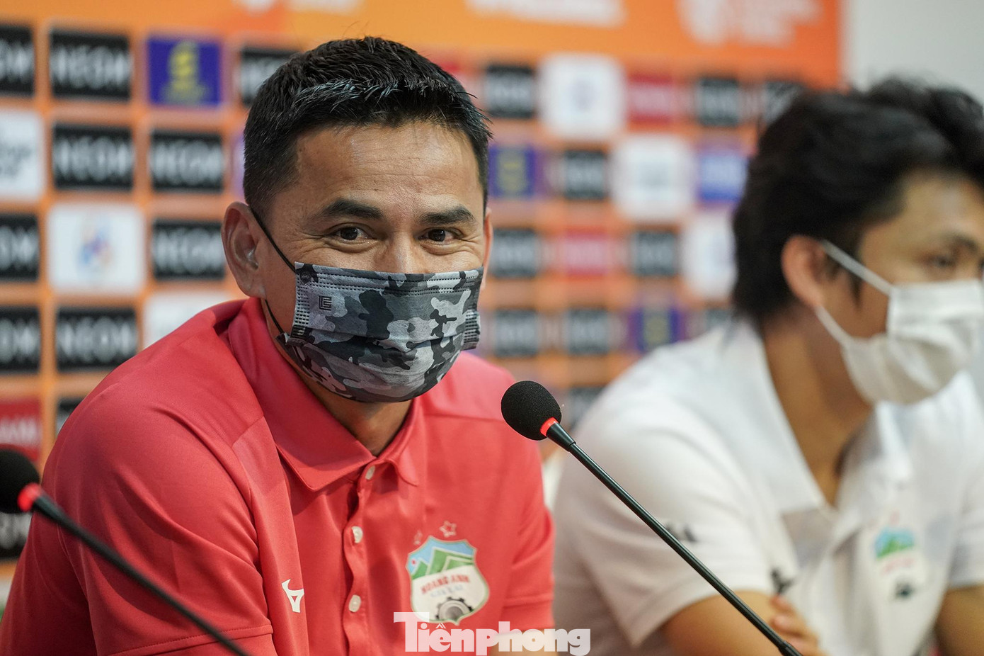 Khi được hỏi rằng sẽ chơi bóng phòng ngự hay kiểm soát bóng trước một đối thủ được đánh giá cao hơn, HLV Kiatisuk nhận định: "Với trận ngày mai, bóng đá có hai phần, phòng ngự và tấn công. Tùy theo diễn biến trên sân, thế trận sẽ khác. Cho nên đội bóng chúng tôi không chỉ chơi kiểm soát bóng hay phòng ngự". Khi được hỏi rằng sẽ chơi bóng phòng ngự hay kiểm soát bóng trước một đối thủ được đánh giá cao hơn, HLV Kiatisuk nhận định: "Với trận ngày mai, bóng đá có hai phần, phòng ngự và tấn công. Tùy theo diễn biến trên sân, thế trận sẽ khác. Cho nên đội bóng chúng tôi không chỉ chơi kiểm soát bóng hay phòng ngự".