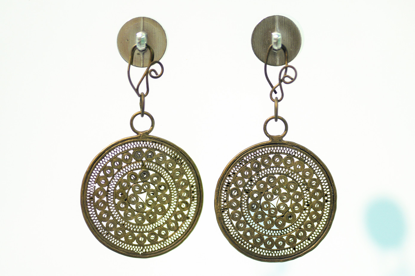 Đôi hoa tai của người Bố Y có những chi tiết đường kính chỉ bằng hạt gạo. Năm 2019, dân tộc Bố Y chỉ hơn 3.000 người.