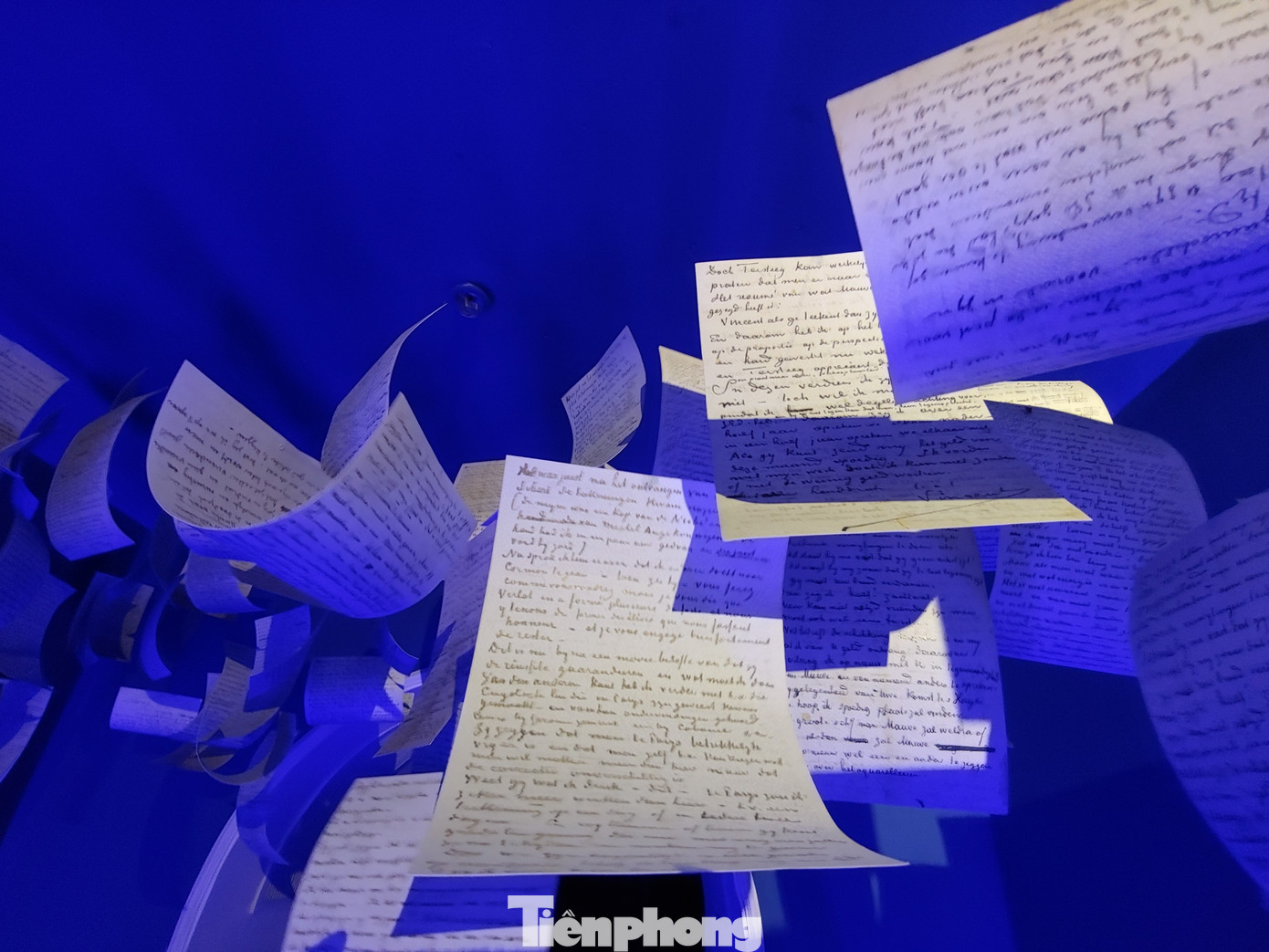 Điểm nhấn của hành trình thưởng lãm là Vincent’s Life và Vincent’s Soul. Tại đây, khách tham quan có thể tương tác đa giác quan, xem đoạn video cuộc đời Van Gogh dài 7 phút, thưởng thức màn trình chiếu những tác phẩm kinh điển trong 24 phút.