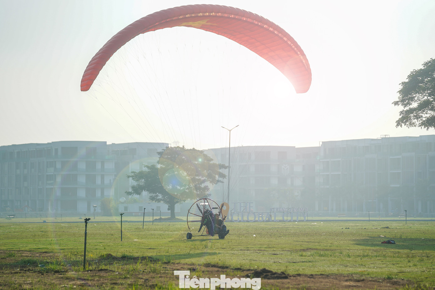 Buổi sáng sớm, khi sương còn chưa tan, không khí TPHCM còn dịu mát thì những lượt cất, hạ cánh dù lượn luôn mang lại cảm giác sảng khoái cho du khách.