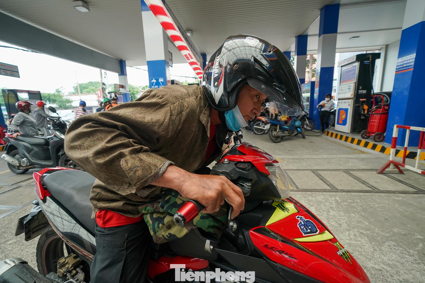 "Trời ơi, đổ có mấy chục ngàn xăng mà khổ quá", người đàn ông này than thở sau khi chờ đổ xăng hơn 30 phút rồi chật vật chui qua dây phong toả để tiếp tục di chuyển.