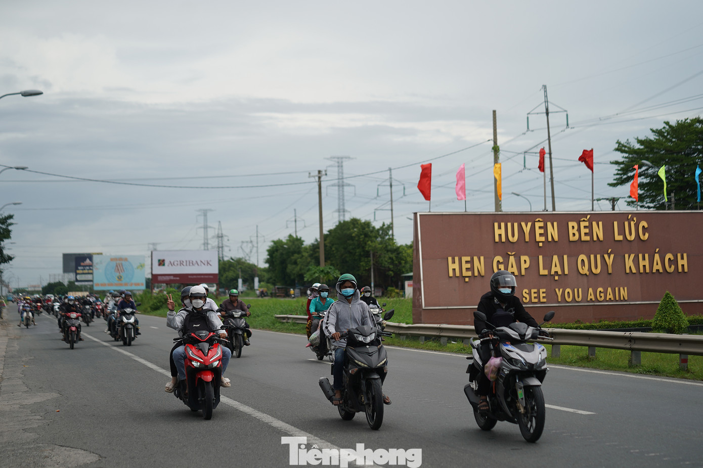 Cách mũi tàu huyện Thủ Thừa chừng chục cây số, đoạn qua huyện Bến Lức cũng khá đông phương tiện đổ về hướng TPHCM.