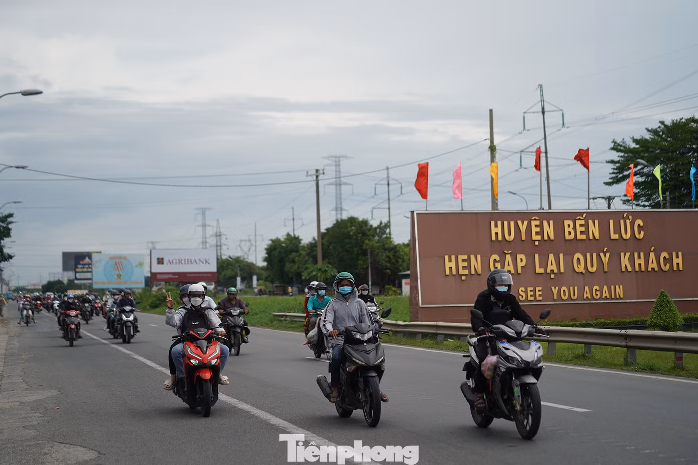 Cách mũi tàu huyện Thủ Thừa chừng chục cây số, đoạn qua huyện Bến Lức cũng khá đông phương tiện đổ về hướng TPHCM.