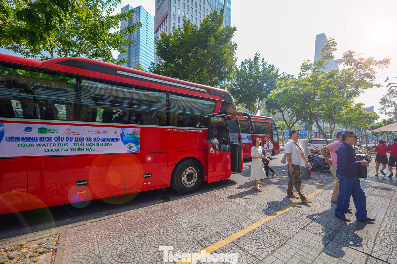 Có 2 tuyến điểm, với lịch trình cụ thể sau: Tuyến điểm 1, trải nghiệm buýt đường sông, trải nghiệm spa, tham quan chùa Bà Thiên Hậu và ăn trưa Dimsum và khám phá Bưu điện TPHCM. Tour này khởi hành ngày 9 - 11/4. Tuyến 2 trải nghiệm xe buýt 2 tầng đến Lăng Ông Bà Chiểu, tham quan Trung tâm mua sắm Giga Mall và trải nghiệm thăm khám xương khớp xoa bóp, tour này sẽ khởi hành từ ngày 7 - 9/5.