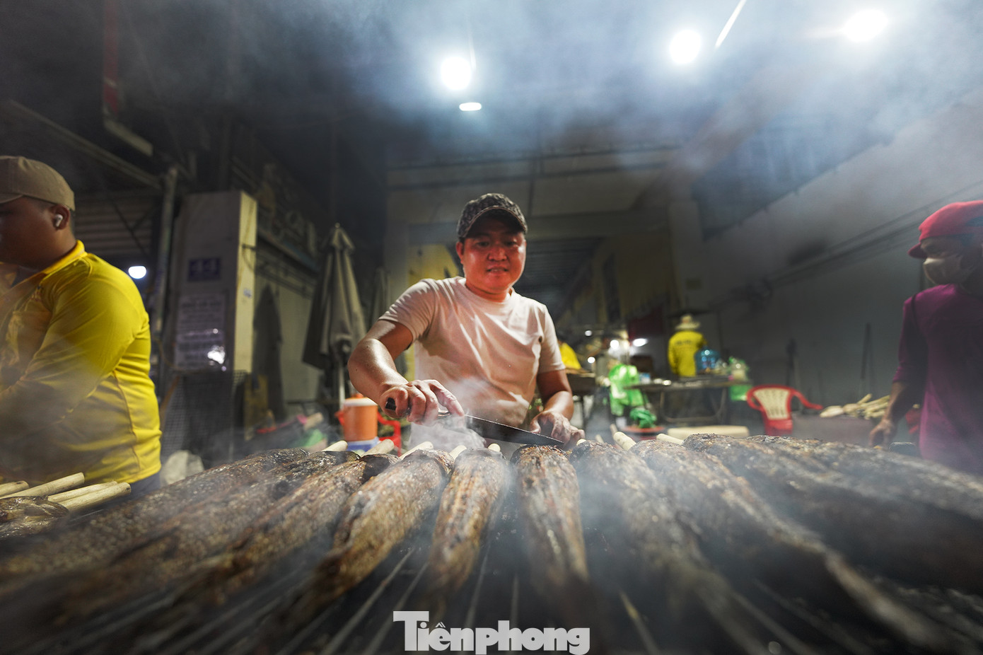 Theo người quản lý cơ sở này, để phục vụ cho ngày vía Thần tài, quán đã chuẩn bị khoảng 1000 con cá lóc làm món nướng mía. Vào dịp ngày vía Thần tài (mùng 10 tháng Giêng âm lịch), các cửa hàng trên đường Tân Kỳ Tân Quý thường chuẩn bị rất nhiều cá lóc nướng mía để phục vụ cho nhu cầu của người dân, đặc biệt là những người làm ăn, buôn bán, với mong muốn cầu tài lộc, may mắn trong năm mới. Món cá lóc nướng mía ở đây có cách chế biến đặc biệt, cá lóc tươi ngon được nướng cùng với mía, tạo ra hương vị ngọt thanh, đậm đà, mang lại cảm giác thịnh vượng, may mắn trong năm mới. Theo người quản lý cơ sở này, để phục vụ cho ngày vía Thần tài, quán đã chuẩn bị khoảng 1000 con cá lóc làm món nướng mía. Vào dịp ngày vía Thần tài (mùng 10 tháng Giêng âm lịch), các cửa hàng trên đường Tân Kỳ Tân Quý thường chuẩn bị rất nhiều cá lóc nướng mía để phục vụ cho nhu cầu của người dân, đặc biệt là những người làm ăn, buôn bán, với mong muốn cầu tài lộc, may mắn trong năm mới. Món cá lóc nướng mía ở đây có cách chế biến đặc biệt, cá lóc tươi ngon được nướng cùng với mía, tạo ra hương vị ngọt thanh, đậm đà, mang lại cảm giác thịnh vượng, may mắn trong năm mới.