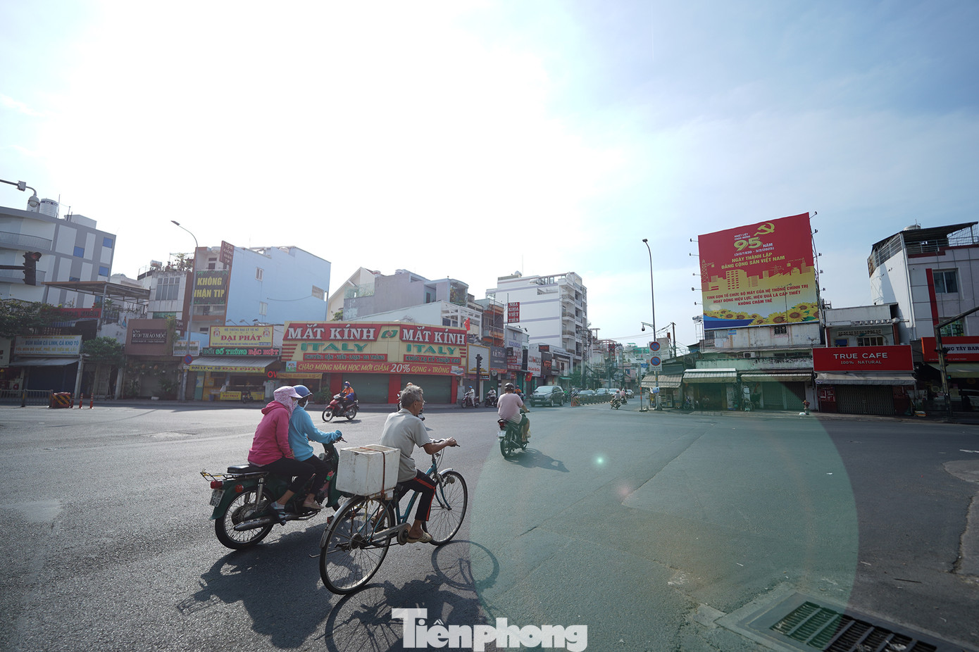 Các biểu ngữ trang trí, tuyên truyền và các hoạt động kỷ niệm 95 năm Ngày thành lập Đảng Cộng sản Việt Nam không chỉ tạo nên không khí vui tươi, phấn khởi trong toàn thành phố trong những ngày đầu năm mới, mà còn góp phần giáo dục truyền thống cách mạng cho các thế hệ, khơi dậy niềm tự hào dân tộc và ý chí quyết tâm xây dựng thành phố ngày càng giàu đẹp, văn minh, hiện đại. Các biểu ngữ trang trí, tuyên truyền và các hoạt động kỷ niệm 95 năm Ngày thành lập Đảng Cộng sản Việt Nam không chỉ tạo nên không khí vui tươi, phấn khởi trong toàn thành phố trong những ngày đầu năm mới, mà còn góp phần giáo dục truyền thống cách mạng cho các thế hệ, khơi dậy niềm tự hào dân tộc và ý chí quyết tâm xây dựng thành phố ngày càng giàu đẹp, văn minh, hiện đại.