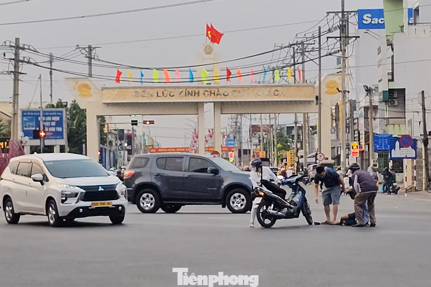 Tại khu vực này, gần đây đã xảy ra một số vụ tai nạn giao thông. Công an tỉnh Long An đã có báo cáo về tình hình trật tự ATGT tại ngã tư Long Kim. Qua đó, xác định đây là "điểm đen" về tai nạn giao thông. Tại khu vực này, gần đây đã xảy ra một số vụ tai nạn giao thông. Công an tỉnh Long An đã có báo cáo về tình hình trật tự ATGT tại ngã tư Long Kim. Qua đó, xác định đây là "điểm đen" về tai nạn giao thông.