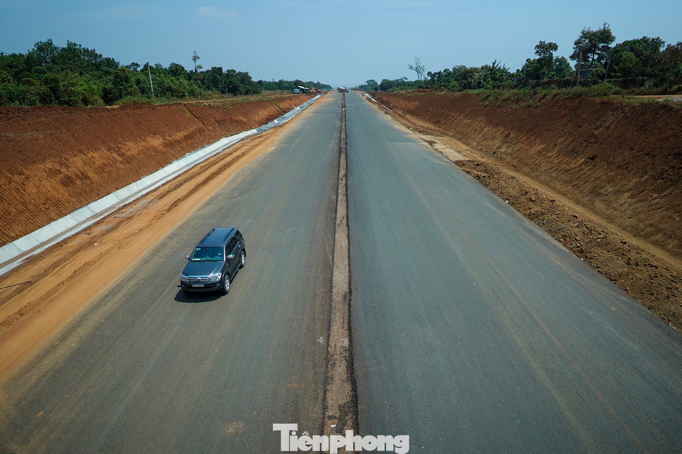 Đặc biệt, còn một số gói thầu chậm triển khai thi công các hạng mục mặt đường, có nguy cơ không hoàn thành đúng tiến độ theo yêu cầu.