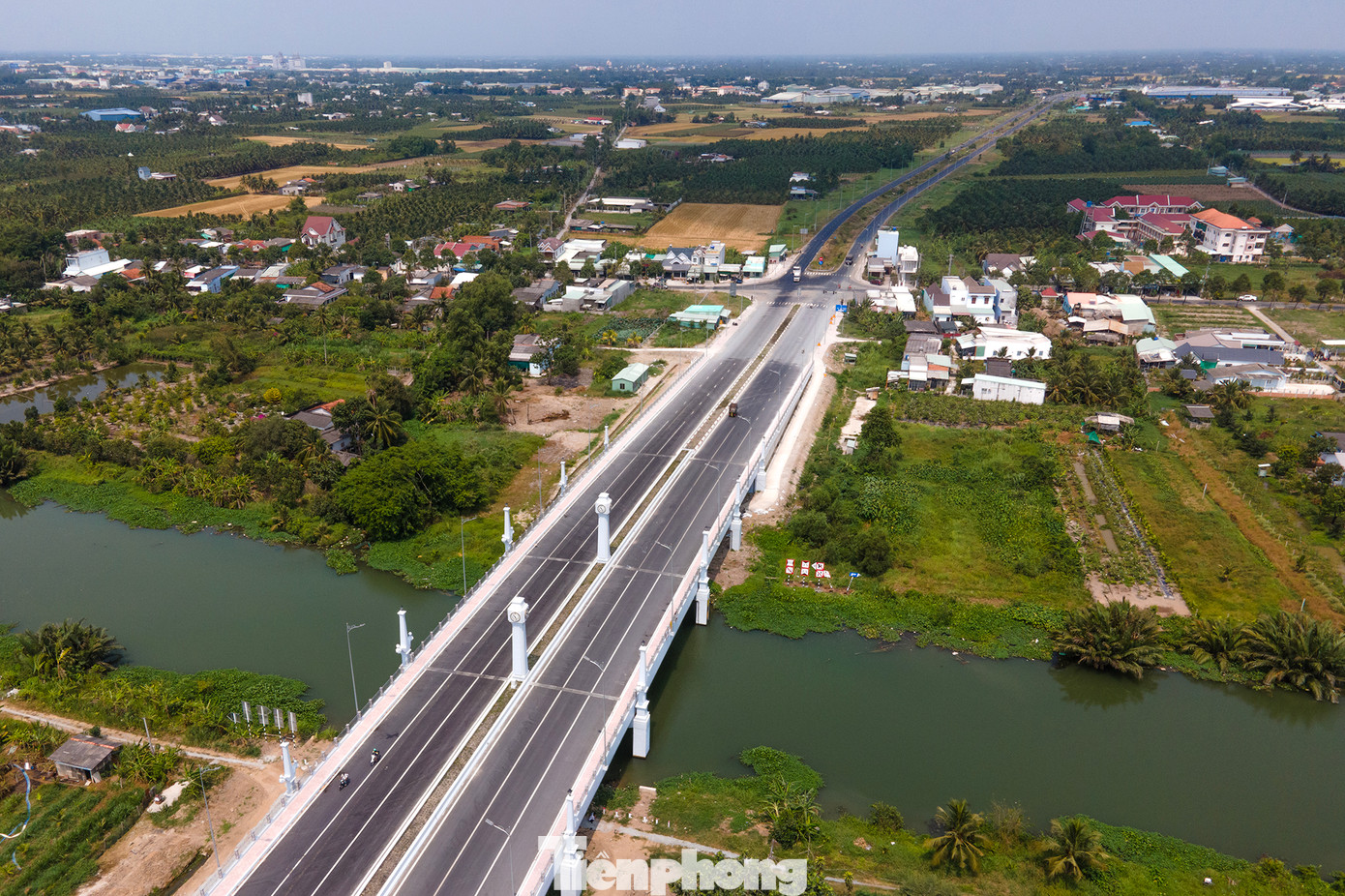 "Tuyến đường có nhiều điểm nhấn nổi bật như cầu Bảo Định với thiết kế đẹp, ấn tượng cùng nhiều nút giao được mở rộng. Chúng tôi hy vọng, sau khi toàn bộ công trình hoàn thành và đưa vào sử dụng sẽ giúp cho việc buôn bán, vận chuyển hàng hoá thuận tiện hơn", ông Nguyễn Văn Tâm (ngụ tại phường Khánh Hậu) bộc bạch.