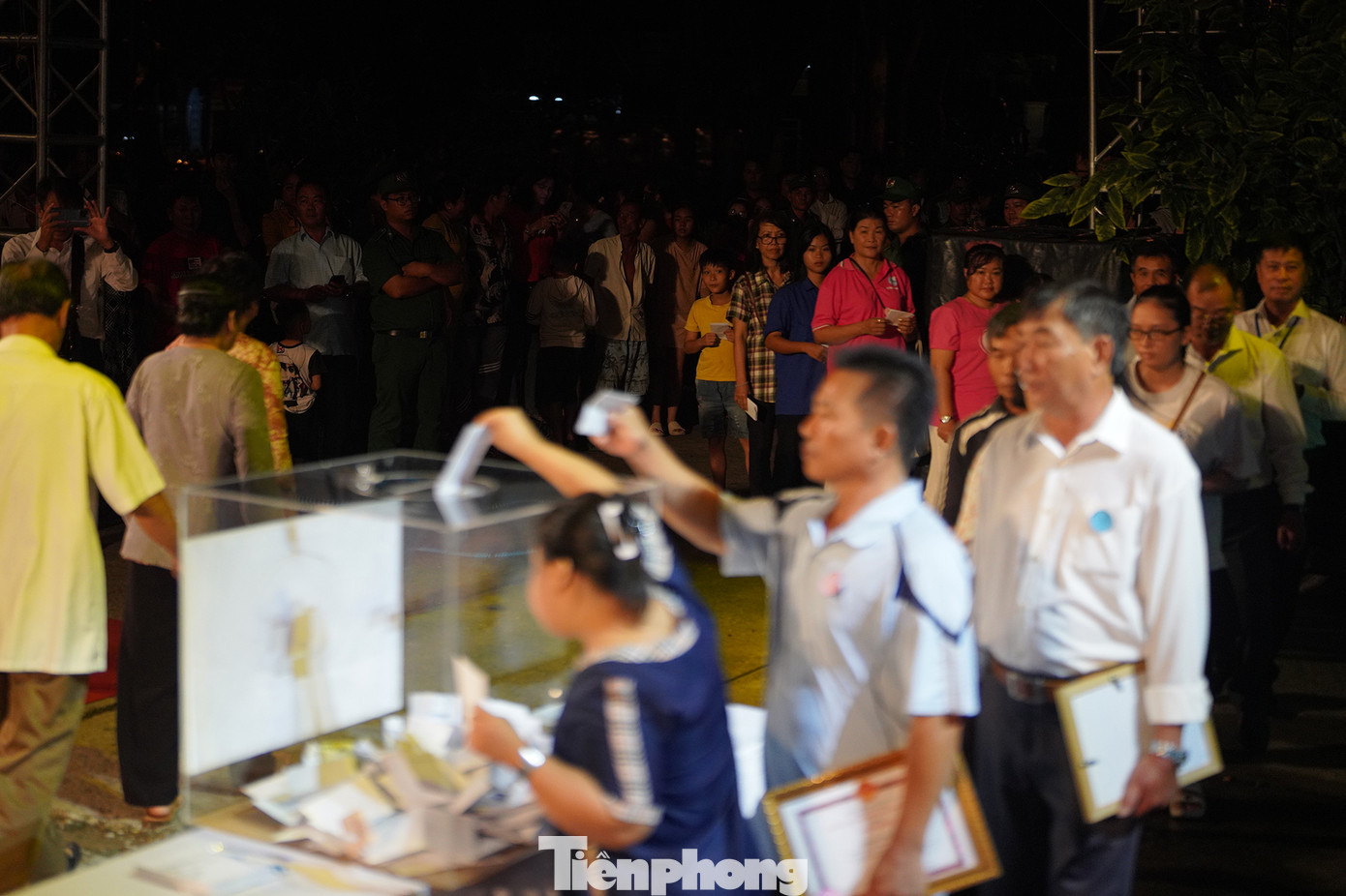 Nghệ sĩ hát bội Thanh Bình (đội mão vua), thuộc nhà hát Nghệ thuật Hát bội TPHCM chia sẻ: "Tôi và anh em trích một phần bồi dưỡng để chia sẻ với đồng bào miền Bắc. Với tinh thần cả nước vì miền Bắc, tôi tin rằng mọi thứ sẽ nhanh phục hồi. Đồng bào miền Bắc không cô đơn vì cả nước đang ở phía sau".