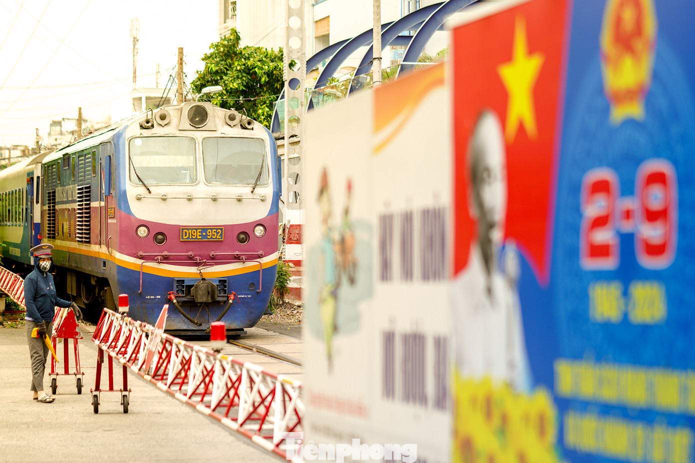 Dọc tuyến đường sắt chạy qua nội đô TPHCM cũng rợp sắc đỏ. Dọc tuyến đường sắt chạy qua nội đô TPHCM cũng rợp sắc đỏ.