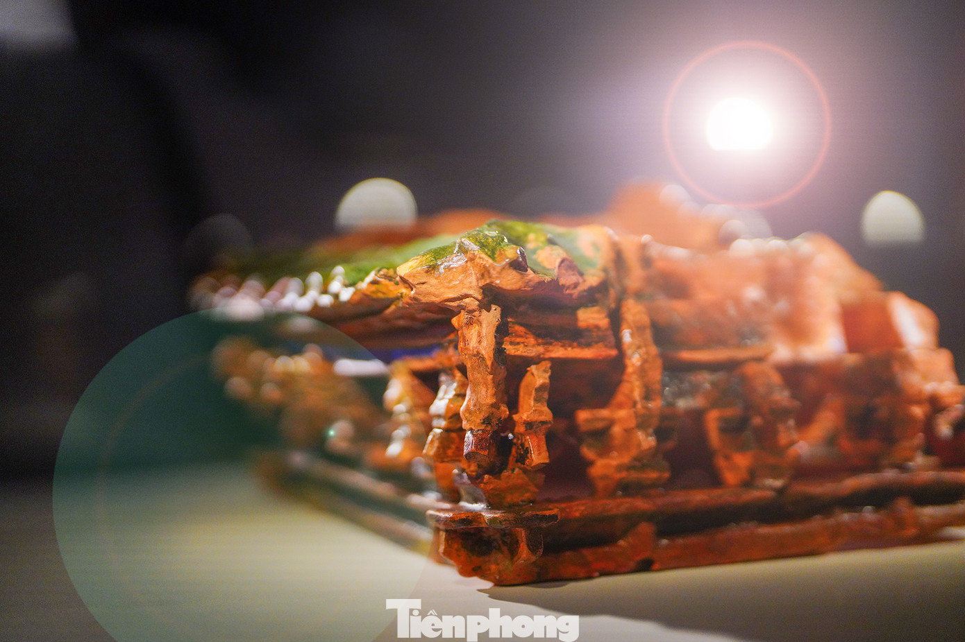 Mô hình được làm bằng chất liệu đất nung phủ men, có chiều cao tổng thể 16,8 cm. Bảo vật hiện chỉ còn một phần bộ mái và bộ khung kết cấu của công trình hoàn thiện. Trong đó hệ cột có bốn cột cái, 12 cột quân (cột hiên), hệ xà gồm câu đầu, xà thượng, xà hạ. Hệ đấu củng có đấu, củng, ang và xà vuông. Những cột cái và ba cột quân tương ứng ở mỗi góc tạo thành hình vuông, đảm bảo cho kết cấu bộ khung khớp với nhau. Các cột cách nhau không đều do ảnh hưởng của việc nung đốt. Bộ mái đầy đủ của mô hình là cấu trúc hai tầng, tám mái chồng diêm. Phần tìm thấy chỉ còn tầng mái thứ nhất. Đầu dư phía ngoài của xà hiên được trang trí hình đầu rồng, miệng ngậm ngọc. Bảo vật được sản xuất thành từng cấu kiện, sau đó ráp lại thành công trình hoàn chỉnh trước khi phủ men và đưa vào nung. Về mặt hình thái, bảo vật có nhiều nét tương đồng với kiến trúc gác chuông chùa Keo (Thái Bình). Điểm khác biệt là cung điện thời Lê Sơ dùng đấu củng để chịu lực chính, trong khi ở công trình gác chuông chùa Keo, hệ thống này chủ yếu mang tính trang trí.