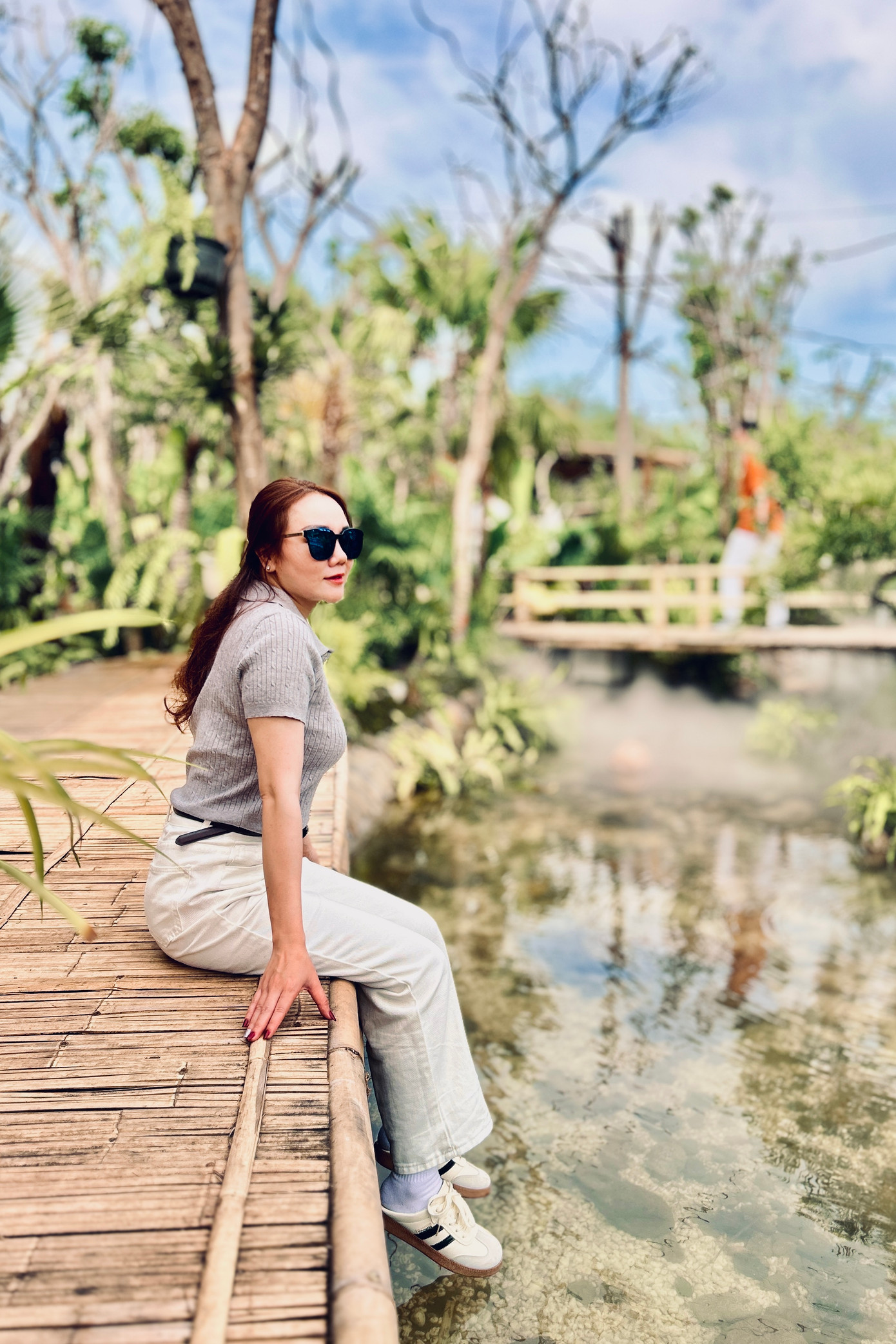 Chị Hoài Anh nhân ngày nghỉ Tết đã đến đây tìm không khí trong lành. &quot;Công việc của mình làm xuyên Tết, chỉ được nghỉ mùng 2 nên tranh thủ tìm một nơi nào đó không khí trong lành, không quá đông người để thư giãn, du xuân. Nơi đây mang lại cảm giác thoải mái, tạo cảm giác như đang trong khu rừng nguyên sinh. Tuy nhiên, ở đây có giá vé khá cao, hai người đi hết 340.000 đồng bao gồm phụ thu 100.000 đồng ngày Tết&quot;, chị Hoài Anh chia sẻ.