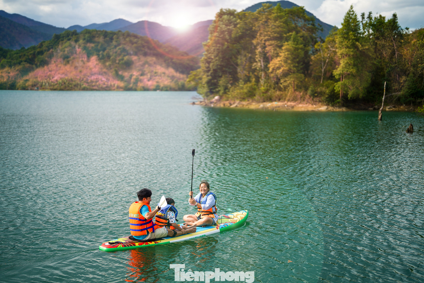 Quay trở lại với hồ Đa Mi, du khách có thể bơi thuyền SUB ngắm hoàng hôn. Tuy nhiên, hồ khá sâu nên du khách phải cẩn thận khi đi cùng trẻ em. Tuy nhiên, chính vì độ sâu vài chục mét nên nước hồ mát lạnh ở độ sâu hơn 1m, có thể cảm nhận rõ ở hai chân nếu ngâm cả người. Quay trở lại với hồ Đa Mi, du khách có thể bơi thuyền SUB ngắm hoàng hôn. Tuy nhiên, hồ khá sâu nên du khách phải cẩn thận khi đi cùng trẻ em. Tuy nhiên, chính vì độ sâu vài chục mét nên nước hồ mát lạnh ở độ sâu hơn 1m, có thể cảm nhận rõ ở hai chân nếu ngâm cả người.