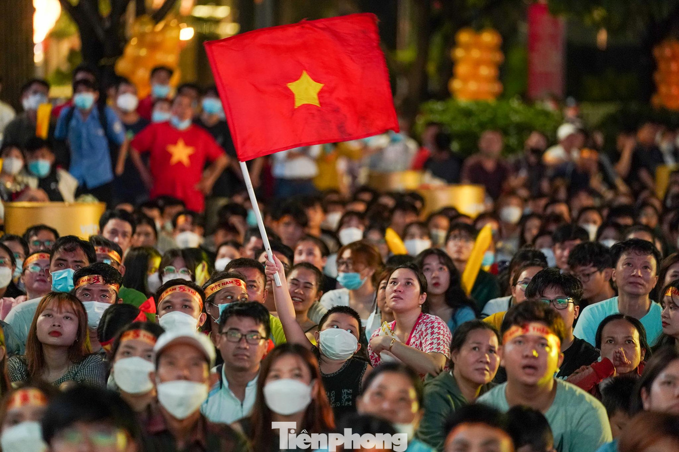 Một cổ động viên nhí cổ vũ không biết mệt mỏi. Một cổ động viên nhí cổ vũ không biết mệt mỏi.