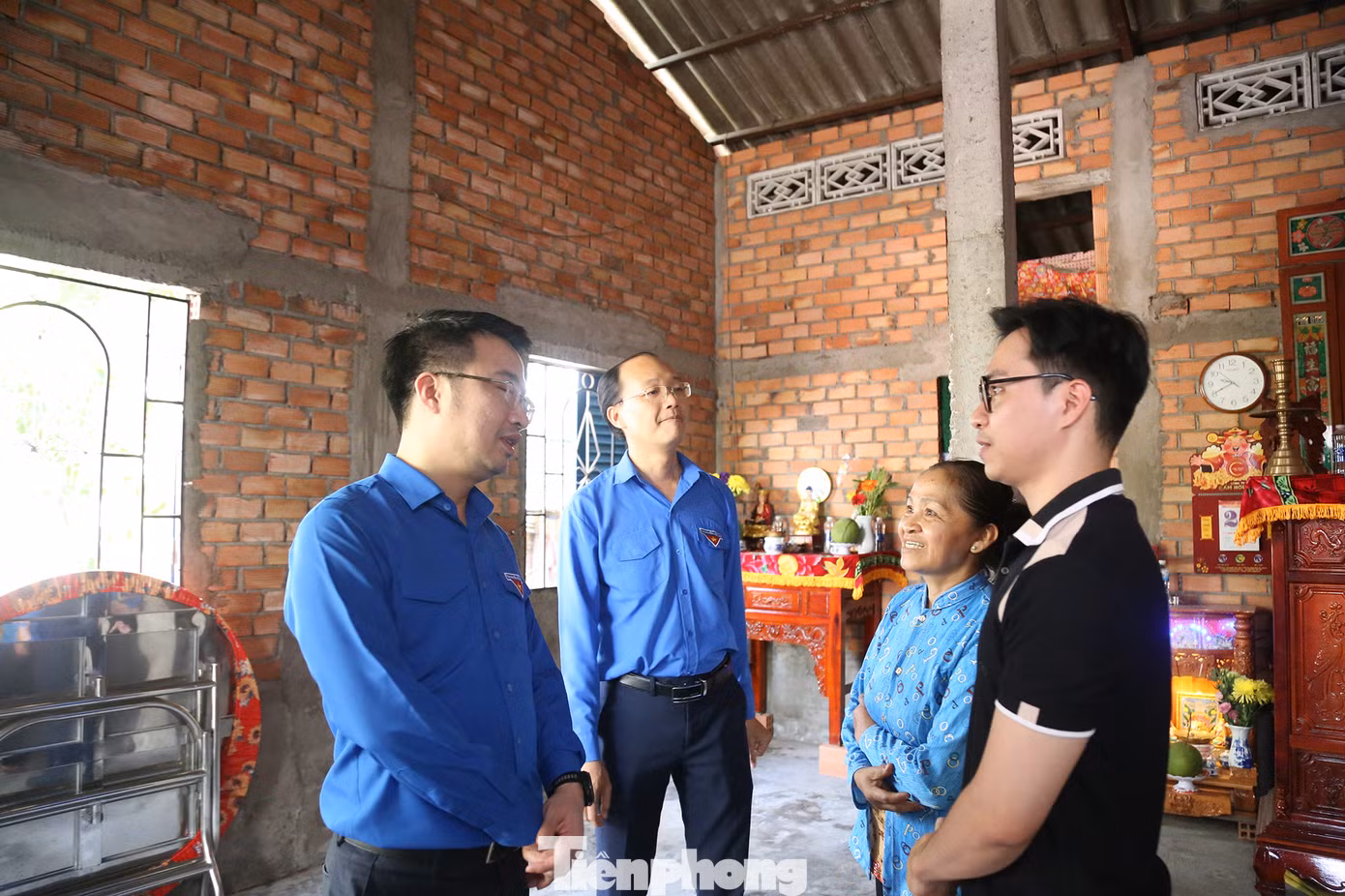 Anh Nguyễn Tường Lâm (giữa) - Bí thư T.ƯĐoàn, Chủ tịch Trung ương Hội LHTN Việt Nam cùng ông Huỳnh Văn Sơn (thứ 2 từ phải sang), Phó Chủ tịch UBND tỉnh Long An khởi công công trình nhà tình bạn. Cô Tám (chủ nhà, KP 6, TT Bến Lức) xúc động: "Nặng tình nặng nghĩa quá, cám ơn các con nhiều lắm".