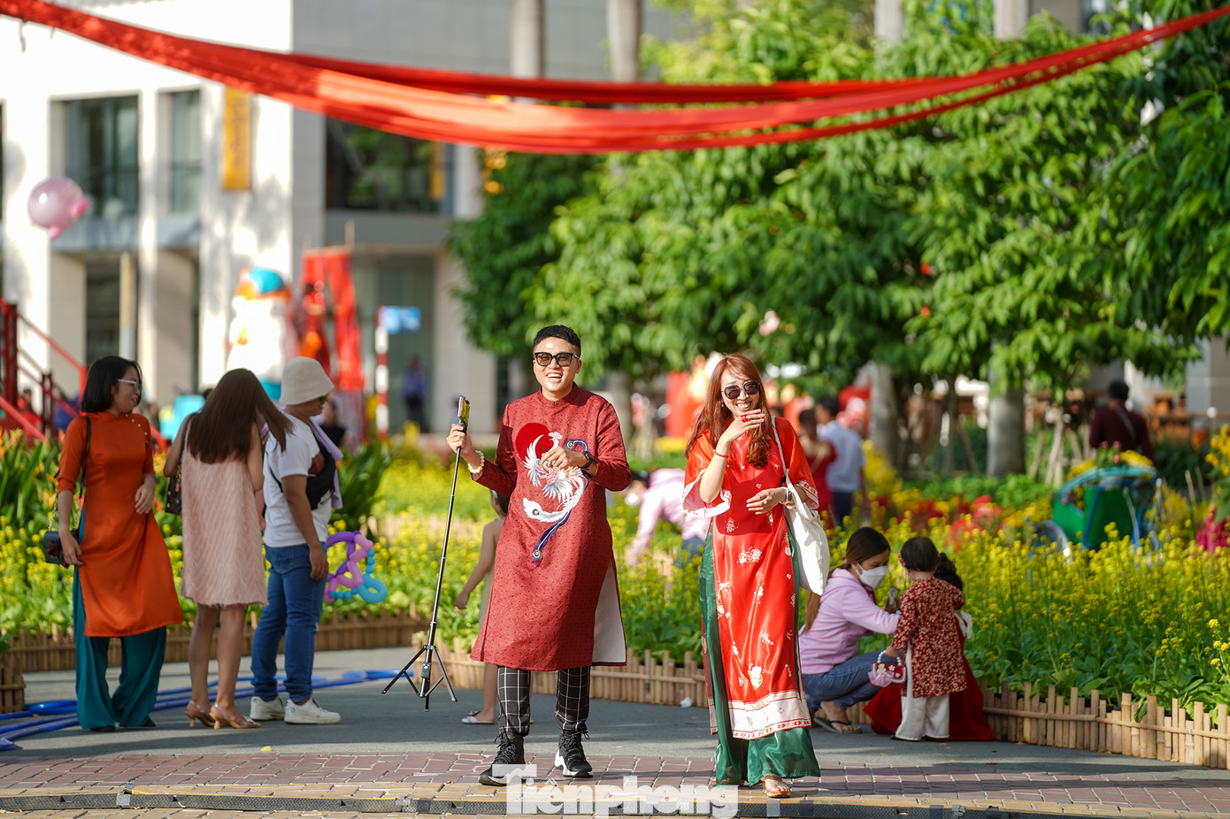 &quot;Nắng chút cũng chả sao, có hình đẹp là vui lắm&quot;, một bạn trẻ chia sẻ.