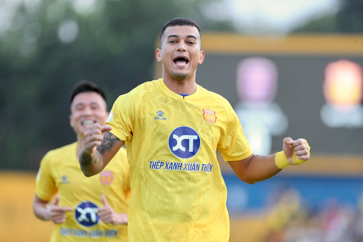 Cú sút phạt đền đầu tiên của Mansaray bị thủ thành Sơn Hải cản phá thành công nhưng trọng tài biên đã phát hiện ra việc Sơn Hải di chuyển sớm trước khi Mansaray sút nên phạm luật đồng nghĩa Nam Định được thực hiện lại. Lần này trách nhiệm đá penalty được giao cho người khác và ngoại binh Rodrigo đã thành công, đưa đội khách vươn lên dẫn bàn.