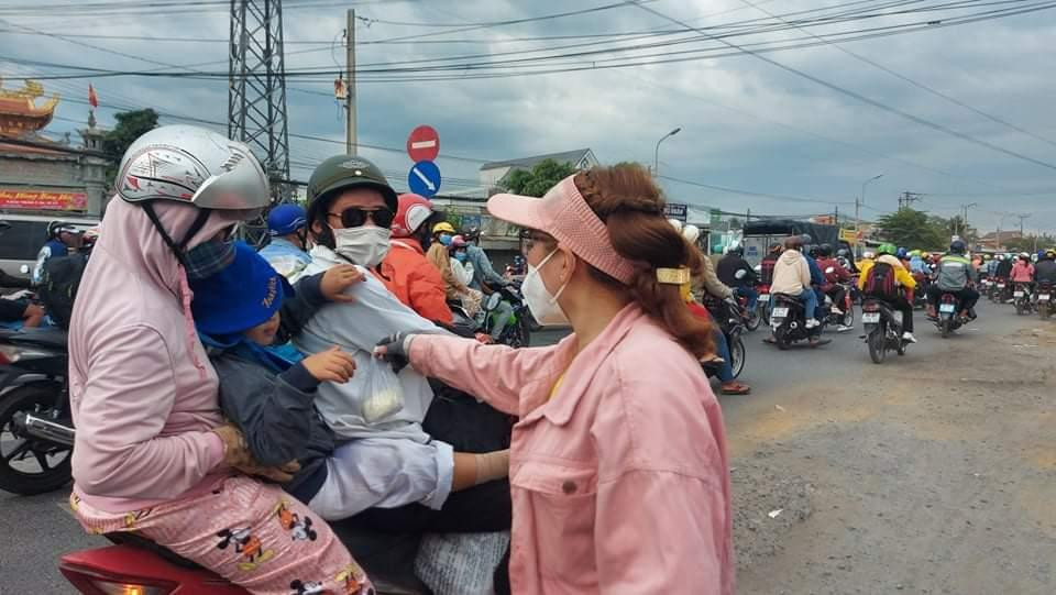 Hơn 10 tình nguyện viên đội nắng từ sáng đến chiều để hỗ trợ người lao động.