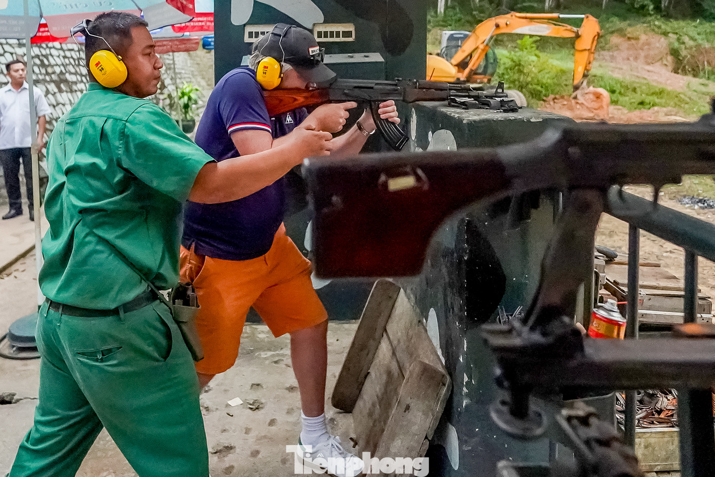 Theo anh Nguyễn Tường Duy, nhân viên trường bắn, du khách phải đủ 18 tuổi và không sử dụng chất kích thích mới được mua vé trải nghiệm. Du khách sẽ tự chọn loại súng tại quầy bán vé, nhân viên kỹ thuật sẽ dựa vào thông tin vé để lắp đạn vào súng. Luôn có nhân viên giám sát, hỗ trợ người chơi bắn súng.