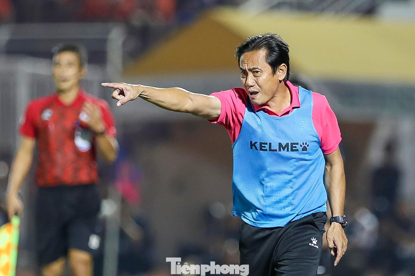 HLV Phùng Thanh Phương chia sẻ sau trận đấu: "Tôi tiếc về trận hoà, tiếc hơn là trận này trận này đá trên sân nhà, trong khi những trận đấu tới sẽ làm khách và rất khó khăn. Trong tình huống bàn thua, rút kinh nghiệm hàng rào không cần thiết số đông cần phải đọc được tình huống của Geovane. Tuy nhiên, một điểm này cũng khích lệ tinh thần đội hướng đến những trận đấu tới, tinh thần đội đã tốt lên dần. Chúng tôi cố gắng giữ tinh thần như vậy ở những trận đấu tới" HLV Phùng Thanh Phương chia sẻ sau trận đấu: "Tôi tiếc về trận hoà, tiếc hơn là trận này trận này đá trên sân nhà, trong khi những trận đấu tới sẽ làm khách và rất khó khăn. Trong tình huống bàn thua, rút kinh nghiệm hàng rào không cần thiết số đông cần phải đọc được tình huống của Geovane. Tuy nhiên, một điểm này cũng khích lệ tinh thần đội hướng đến những trận đấu tới, tinh thần đội đã tốt lên dần. Chúng tôi cố gắng giữ tinh thần như vậy ở những trận đấu tới"