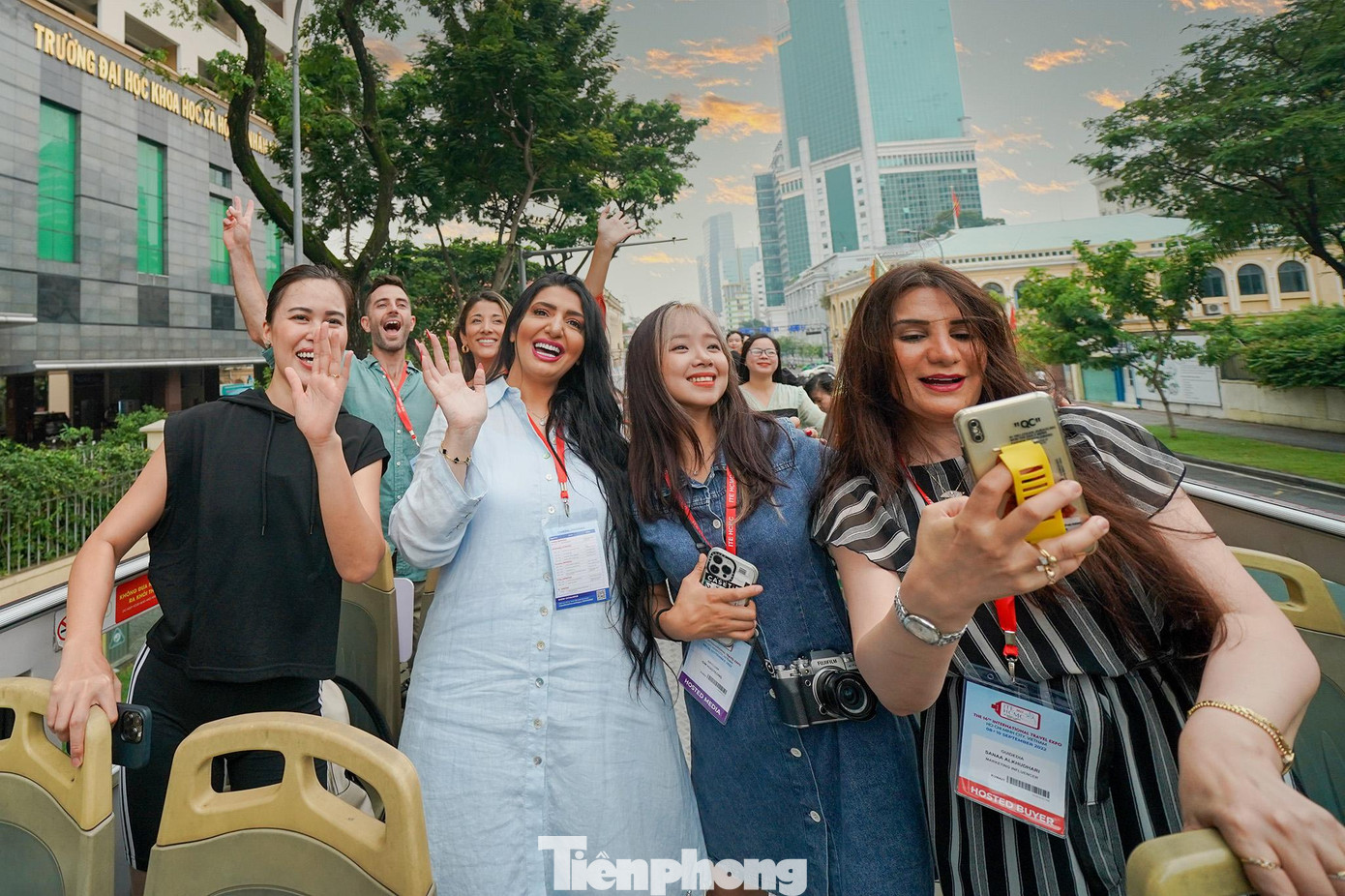 Đoàn du khách sau đó vòng qua một số tuyến phố chính trung tâm quận 1.