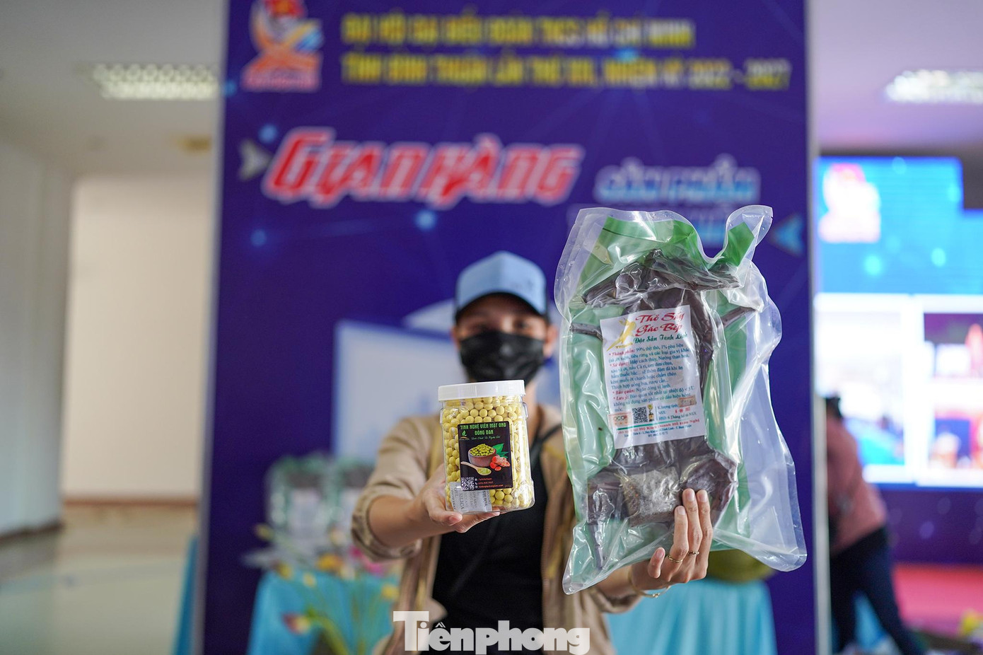 Đặc sản thỏ sấy gác bếp của đoàn viên Hồ Hữu Nghị (huyện Tánh Linh) và tinh bột nghệ Đông Đan của đoàn viên Lê Thị Lệ Thắm.