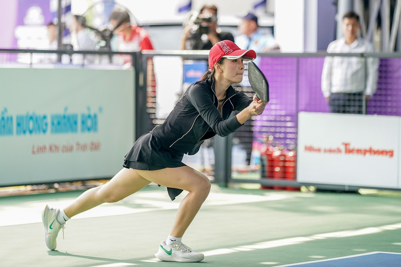 Nữ hoàng tốc độ khoe thân hình rắn chắc, đậm chất thể thao cùng kỹ thuật cá nhân khá tốt. Nữ hoàng tốc độ khoe thân hình rắn chắc, đậm chất thể thao cùng kỹ thuật cá nhân khá tốt.