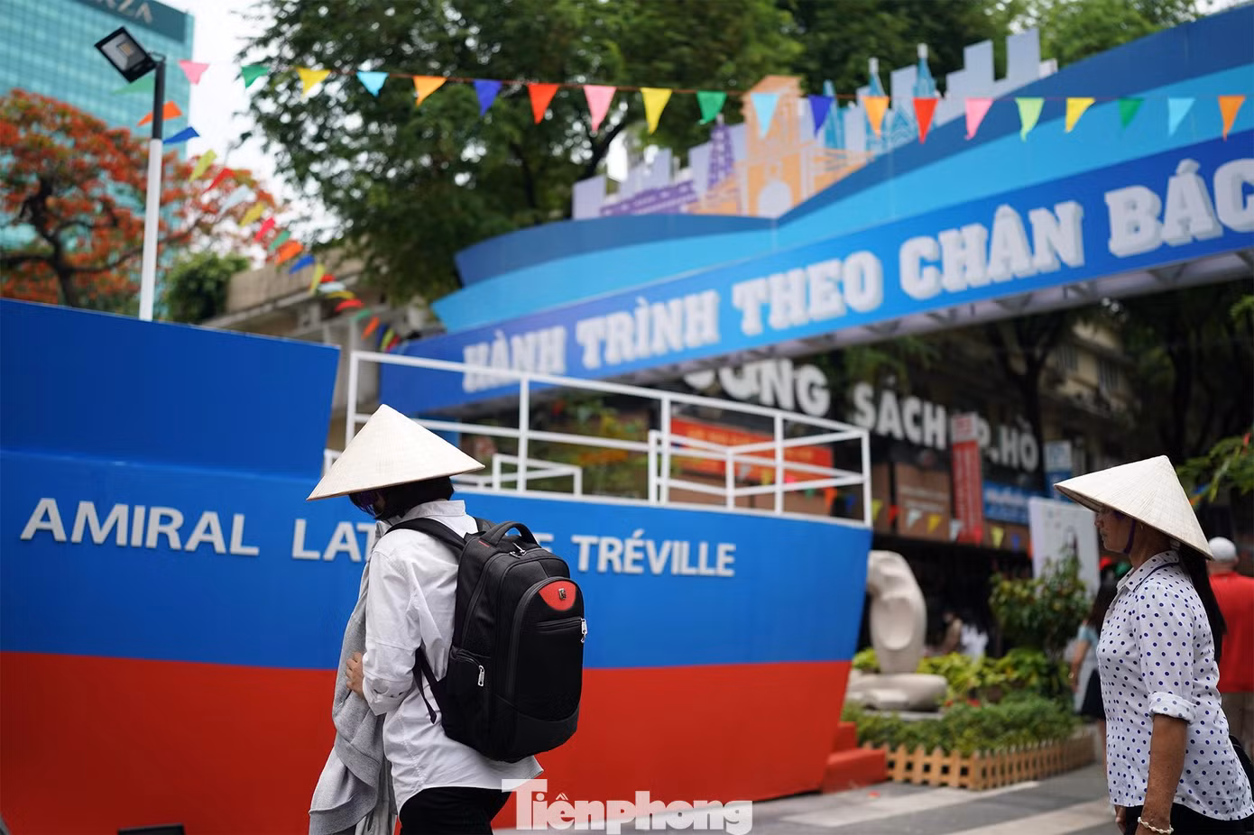 Sở Thông tin và Truyền thông TPHCM phối hợp các đơn vị liên quan tổ chức Chương trình triển lãm kỷ niệm 132 năm Ngày sinh Chủ tịch Hồ Chí Minh (19/5/1890-19/5/2022) và 111 năm ngày Bác Hồ ra đi tìm đường cứu nước (5/6/1911-5/6/2022) với chủ đề "Hành trình theo chân Bác”.