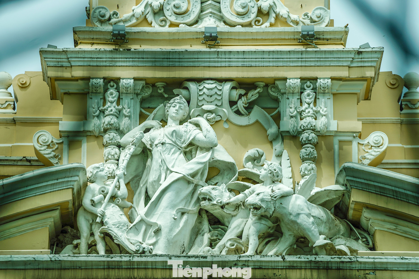 Thời Pháp thuộc, tòa nhà có tên Hôtel de ville hay còn gọi là Dinh xã Tây, đến năm 1954 đổi tên thành toà Đô chánh Sài Gòn và sau năm 1975 thì mang tên như hiện nay. Những phần tượng trang trí nổi gắn ngoài trụ sở ban đầu do họa sĩ điêu khắc Ruffier đảm trách. Trong ảnh, hình tượng nữ thần Marianne bác ái đặt ở trọng tâm dưới tháp chuông tòa nhà. Marinanne trong tư thế và trang phục Phrygia, gần giống với tượng nữ thần chiến thắng Samothrace, tà áo bay linh động hài hòa với tất cả chi tiết trong cụm điêu khắc.