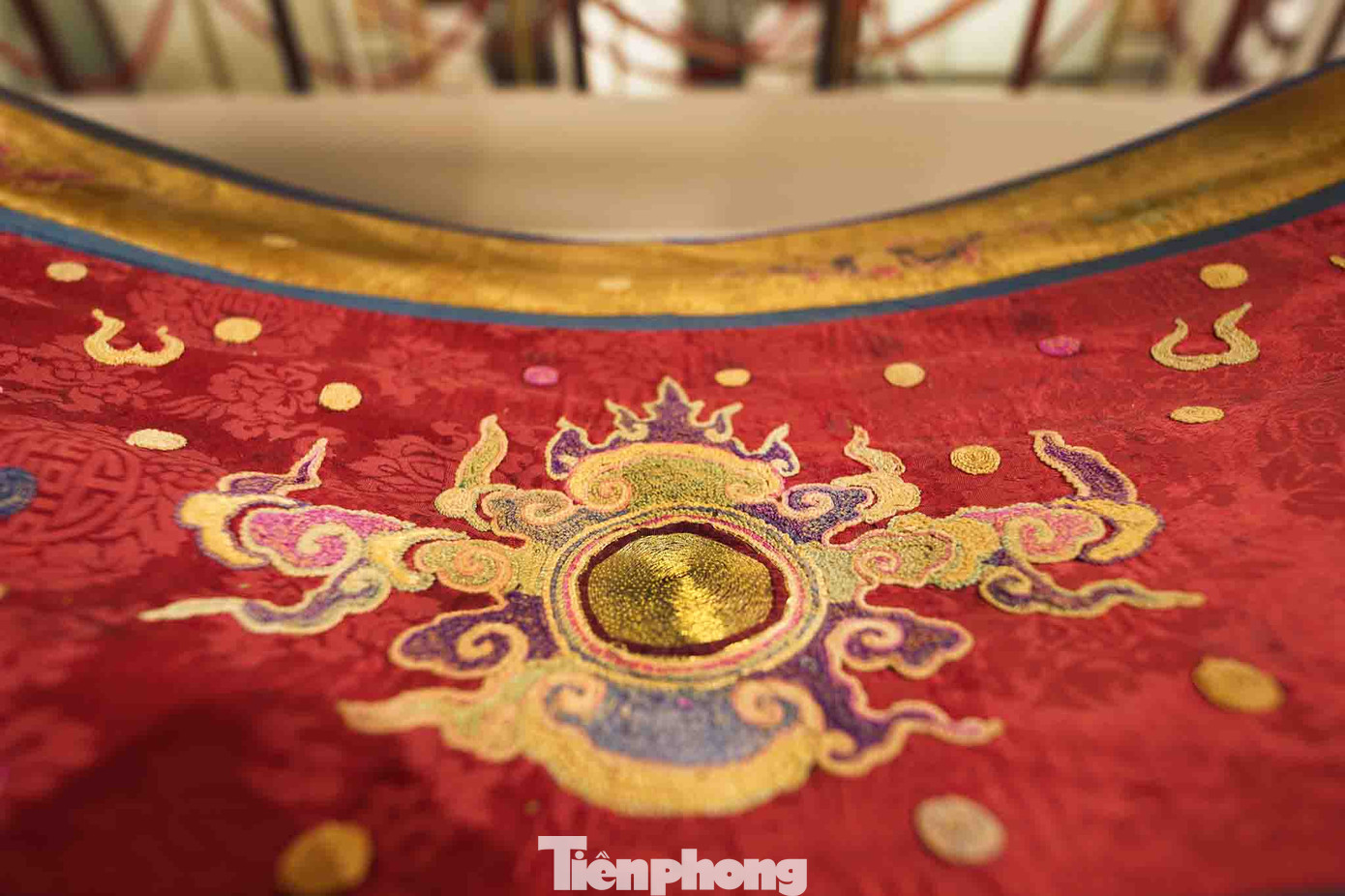 Họa tiết tâm mặt trời được thêu bằng những sợi chỉ vàng.