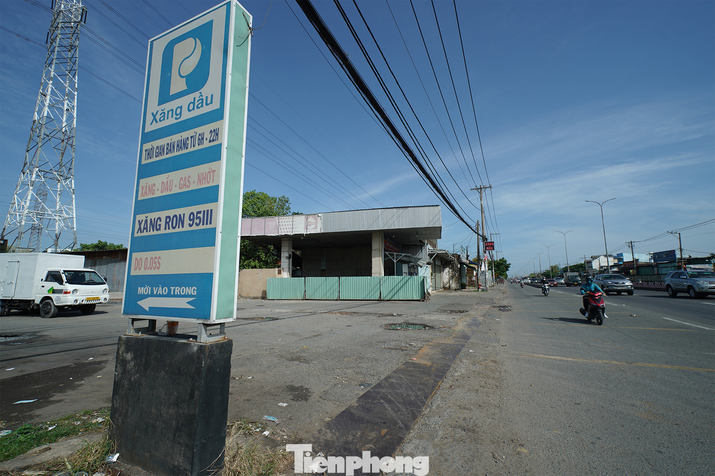 Cây xăng Hoa Hiệp Phát tại số 380 Quốc lộ 1A, gần giao lộ Tân Kỳ Tân Quý (thuộc phường Bình Hưng Hoà B, quận Bình Tân) đóng kín cửa. Cây xăng Hoa Hiệp Phát tại số 380 Quốc lộ 1A, gần giao lộ Tân Kỳ Tân Quý (thuộc phường Bình Hưng Hoà B, quận Bình Tân) đóng kín cửa.