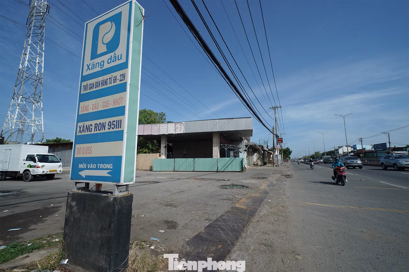 Cây xăng Hoa Hiệp Phát tại số 380 Quốc lộ 1A, gần giao lộ Tân Kỳ Tân Quý (thuộc phường Bình Hưng Hoà B, quận Bình Tân) đóng kín cửa.