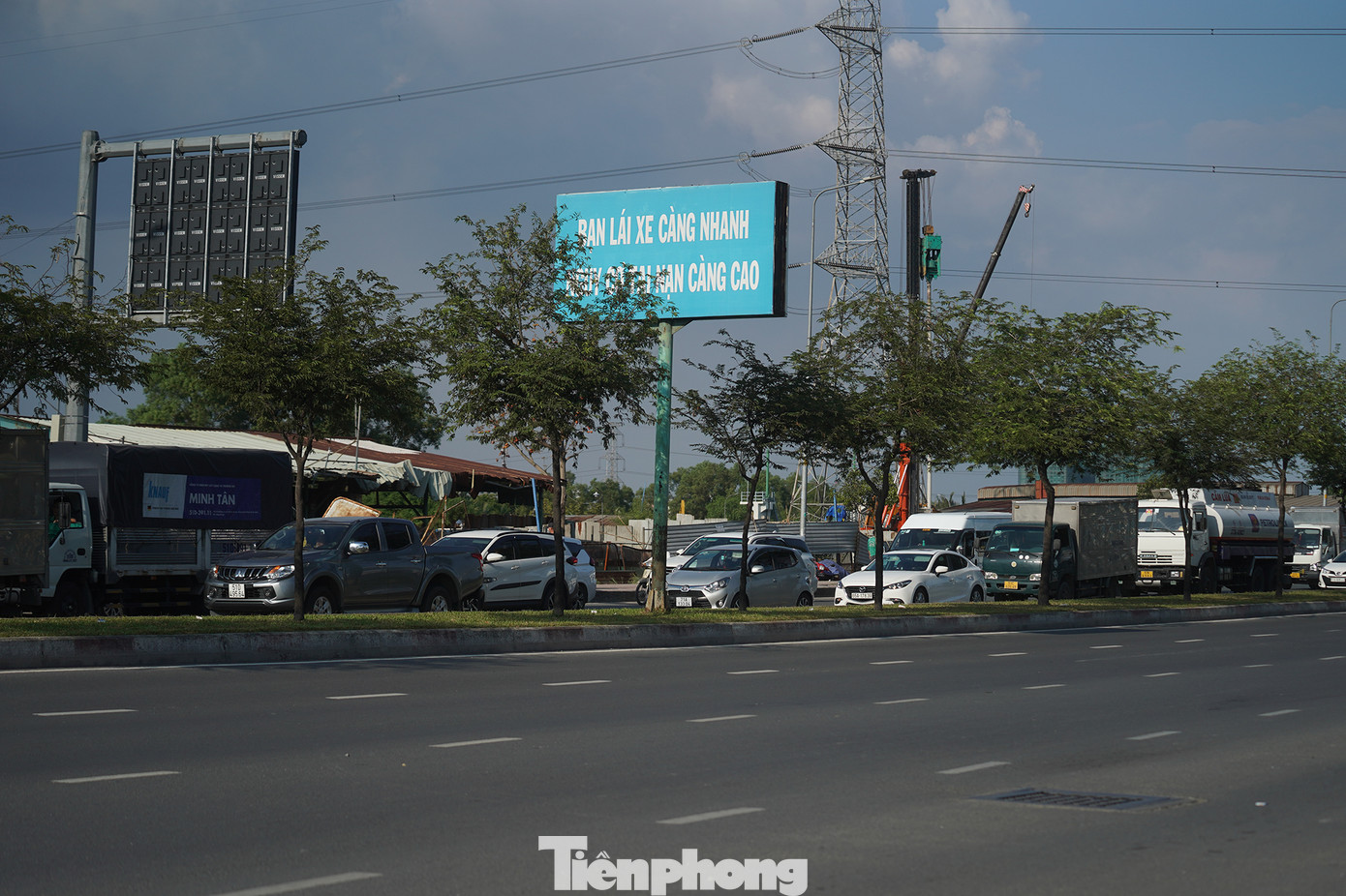 Hình ảnh ghi nhận lúc 14h tại dốc cầu An Lạc, hướng từ bến xe Miền Tây ra vòng xoay An Lạc. Các phương tiện di chuyển chậm do xung đột với dòng phương tiện hướng từ quận 12, huyện Hóc Môn, các tỉnh miền Đông... cũng hướng về các tỉnh miền Tây trong dịp nghỉ Tết Dương lịch 2024.