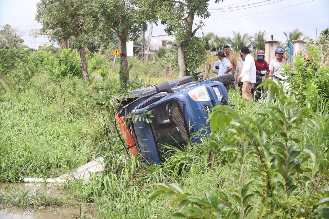 Chiếc xe này đang trên đường đi giao tôn cho các hộ dân bị lốc xoáy tốc mái chiều 8/9. Chiếc xe này đang trên đường đi giao tôn cho các hộ dân bị lốc xoáy tốc mái chiều 8/9.
