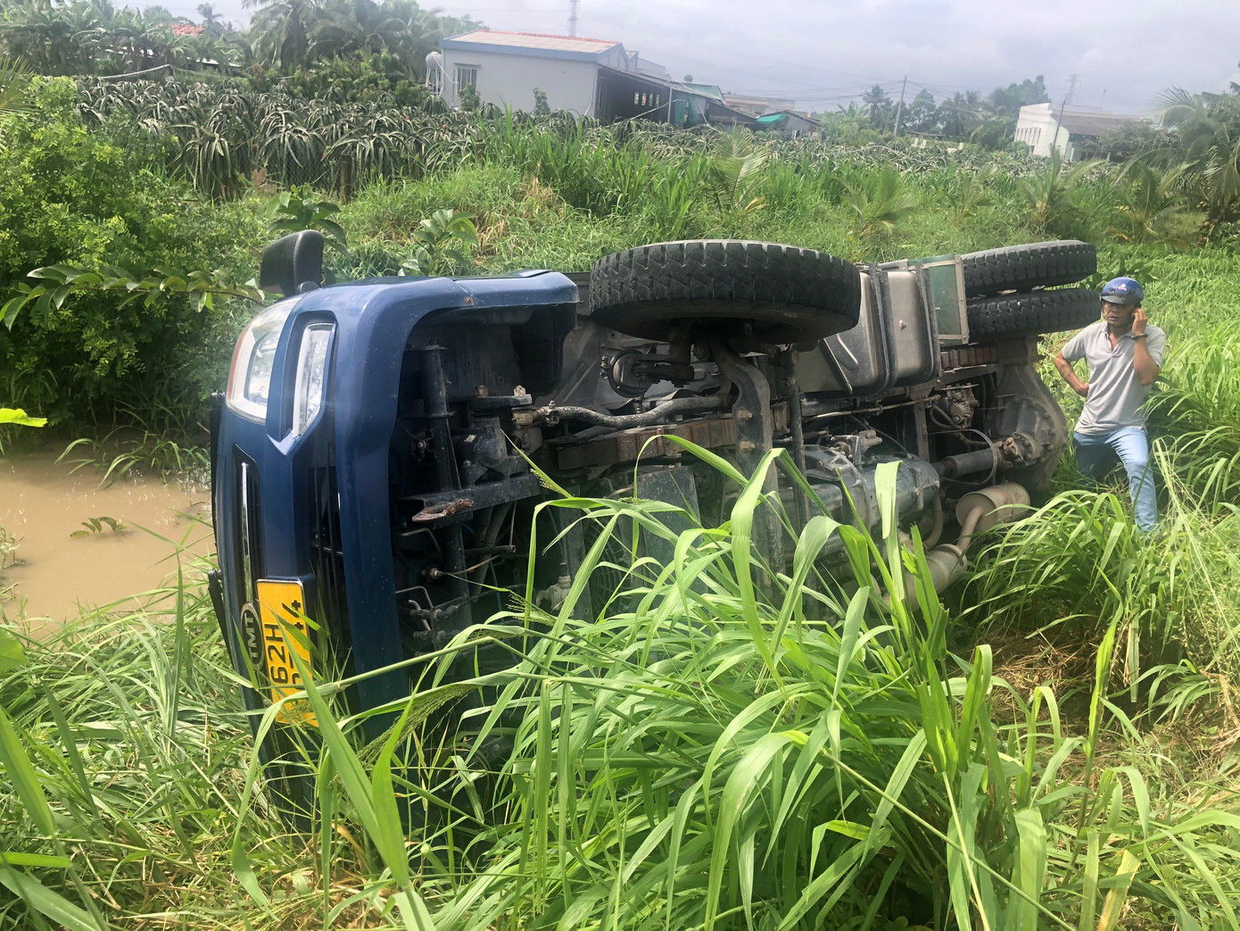 Né một xe tang, xe tải trật bánh lật xuống kênh. Né một xe tang, xe tải trật bánh lật xuống kênh.