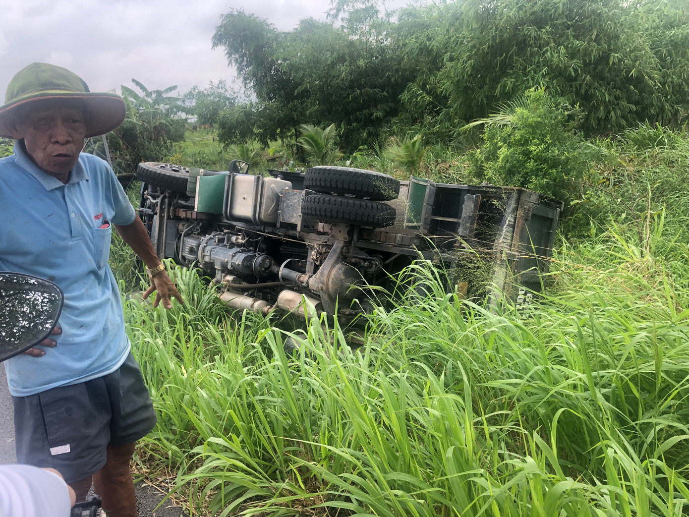 Theo người dân ở đây, đoạn đường này nhỏ bề ngang, mặt đường yếu nhưng thường xuyên xuất hiện nhiều xe lớn, có cả xe 45 chỗ... nên đường nhiều đoạn lồi lõm, xe ô tô gầm thấp chạy vào hay bị cạ gầm. Theo người dân ở đây, đoạn đường này nhỏ bề ngang, mặt đường yếu nhưng thường xuyên xuất hiện nhiều xe lớn, có cả xe 45 chỗ... nên đường nhiều đoạn lồi lõm, xe ô tô gầm thấp chạy vào hay bị cạ gầm.
