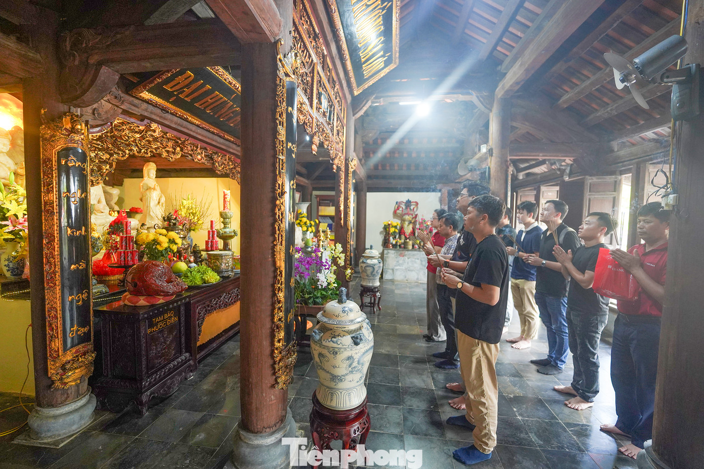 Các đoàn khách thăm đảo đều đến đây thắp nén hương thành tâm, tưởng nhớ công lao cha ông gìn giữ mảnh đất bao đời.