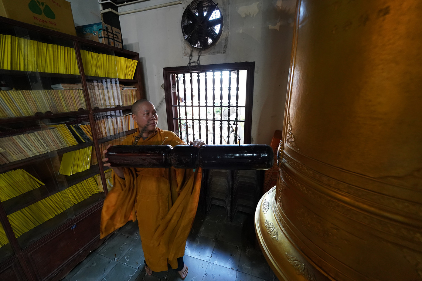 Hưởng ứng chủ trương của Trung ương Giáo hội Phật giáo Việt Nam, những ngôi chùa và cơ sở tự viện tại TPHCM đã đồng loạt cử hành ba hồi chuông trống bát nhã vào lúc 6 giờ sáng.