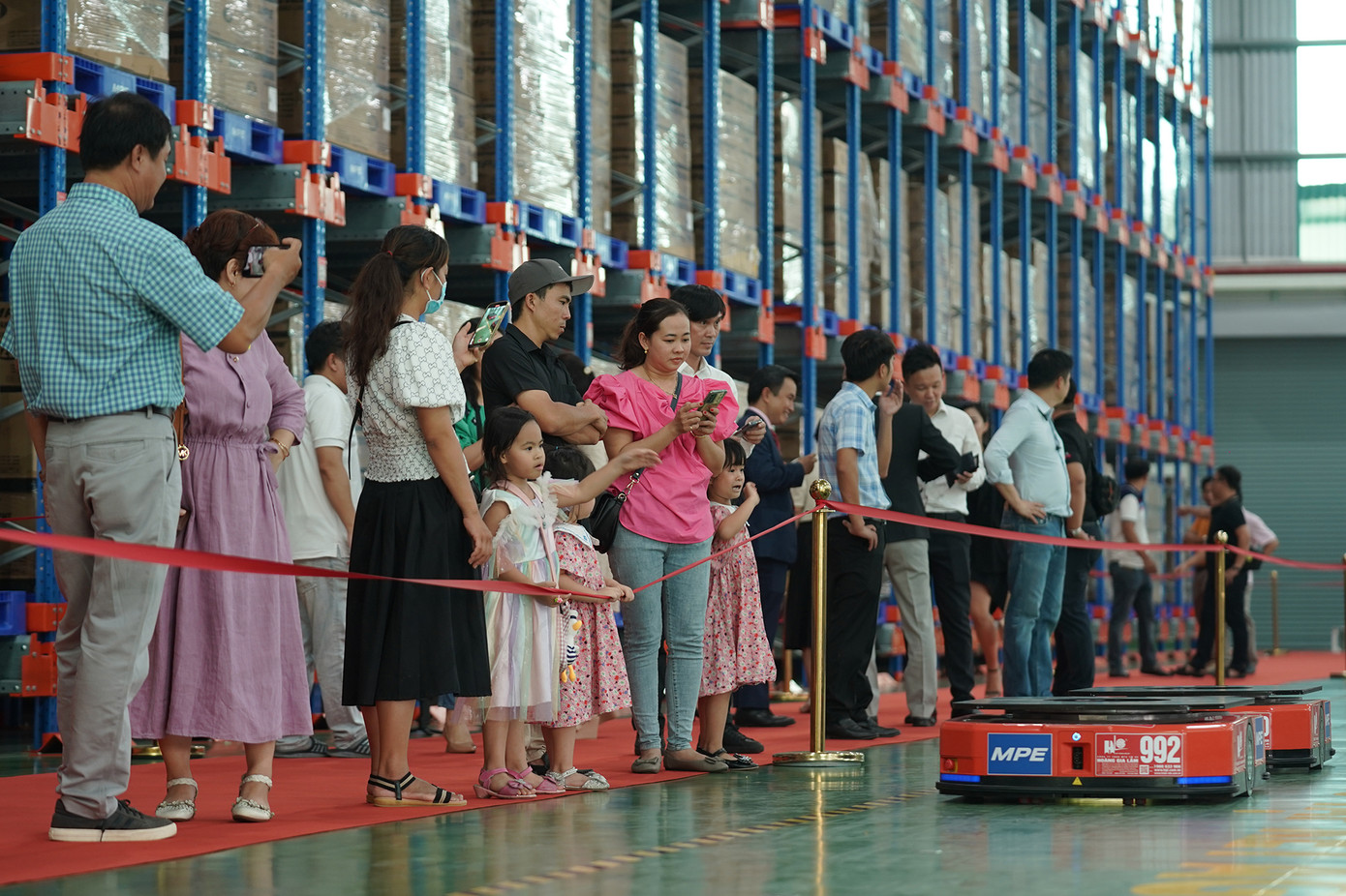 Rất đông khách tham quan bị thu hút bởi chiếc robot xe nâng lần đầu tiên xuất hiện tại Việt Nam.
