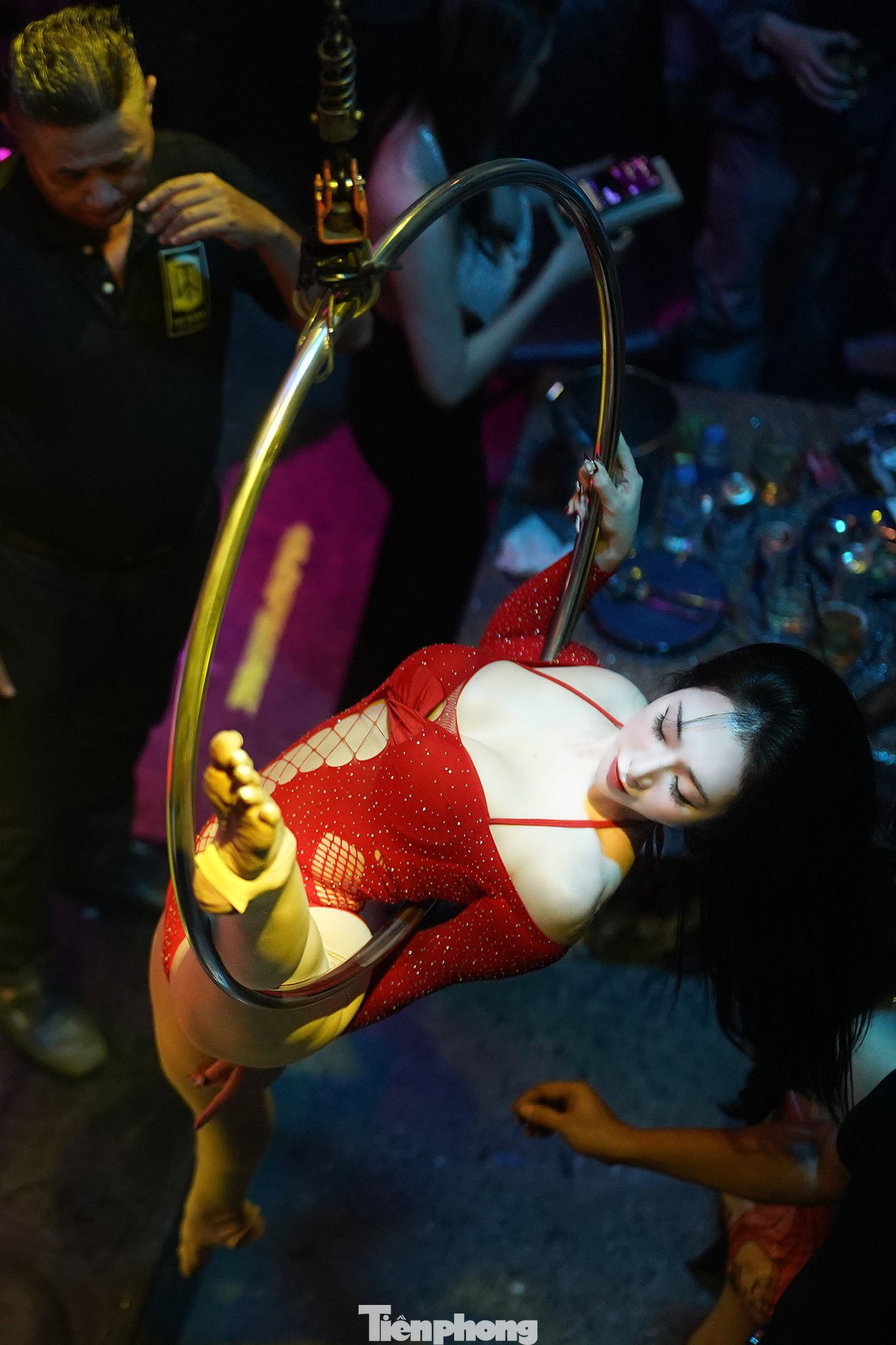 Hoàng Thu Thảo (ngụ tại TPHCM) đã có gần 10 năm thâm niên trong nghề vũ công múa cột, múa vòng. &quot;Tôi đam mê bộ môn múa cột này từ lâu rồi. Ban ngày, tôi tập luyện và làm thêm công việc tay trái khác. Đối với tôi, vũ công múa vòng, múa cột là cái nghề&quot; - Thảo nói.