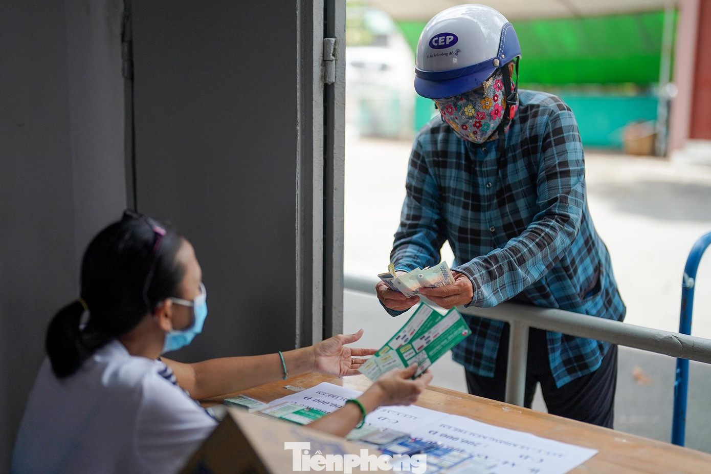 Bà Dương Thị Thanh Trúc cũng chạy xe từ Hóc Môn lên mua hai vé khán đài A cho cháu trai. Bà Dương Thị Thanh Trúc cũng chạy xe từ Hóc Môn lên mua hai vé khán đài A cho cháu trai.