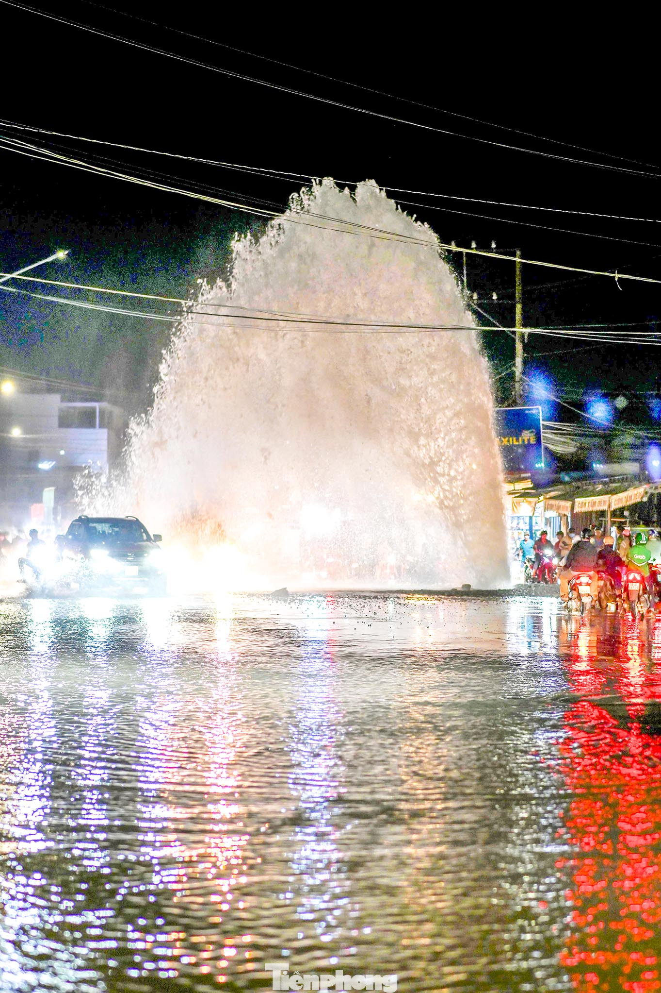 Đường ống cấp nước bị vỡ. Do áp lực trong đường ống quá mạnh khiến nước phun cao như “vòi rồng” phá hủy một phần mặt đường. Chiều cao ước tính của "vòi rồng" cao bằng tòa nhà 2 tầng khiến việc lưu thông của các phương tiện qua khu vực này gặp nhiều khó khăn