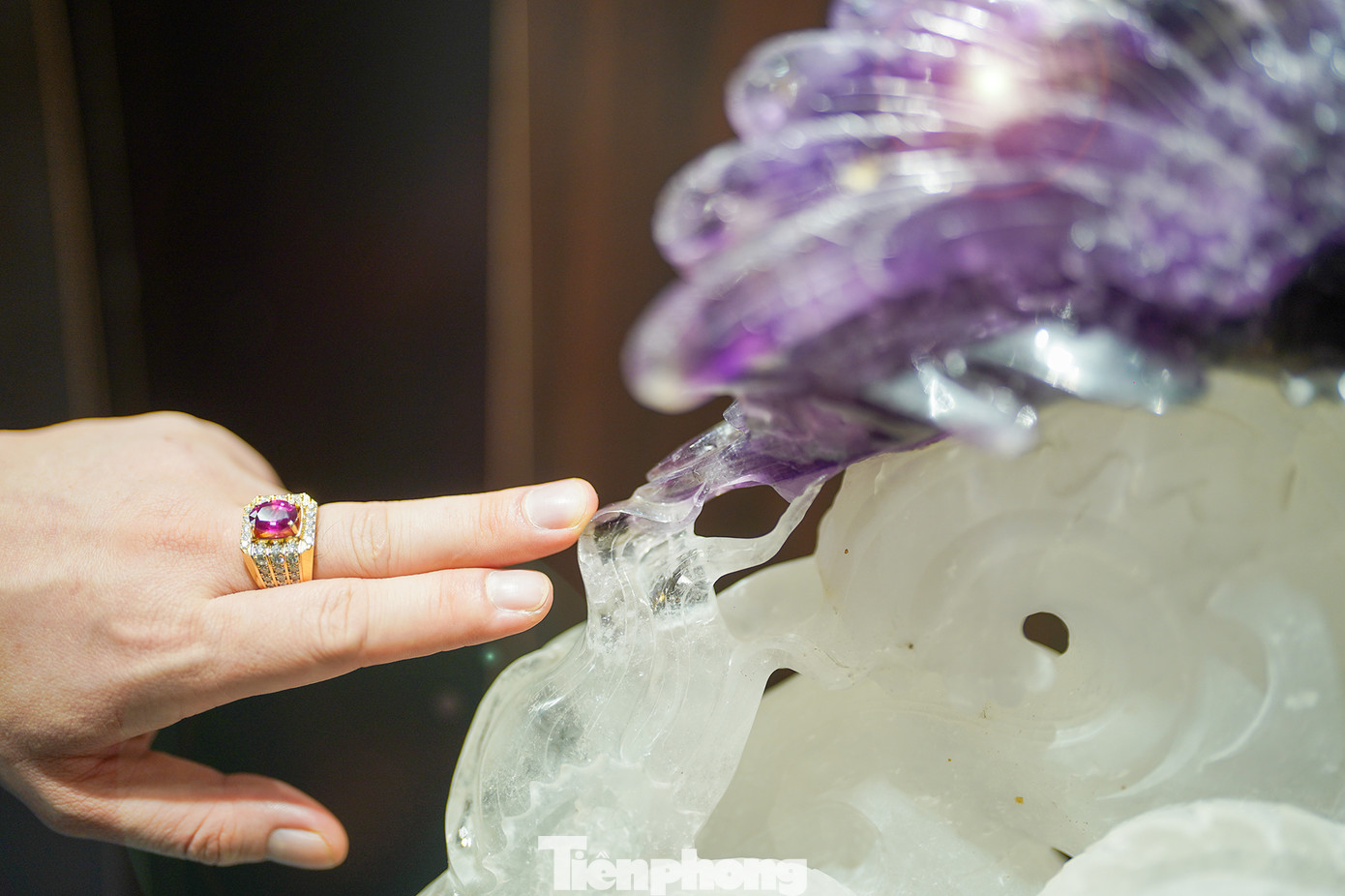 Đây là một chi tiết độc đáo pho tượng Long Phụng Sum Vầy bằng đá thạch anh tím (độ cứng ở mức 7) khi đá chuyển màu tự nhiên.