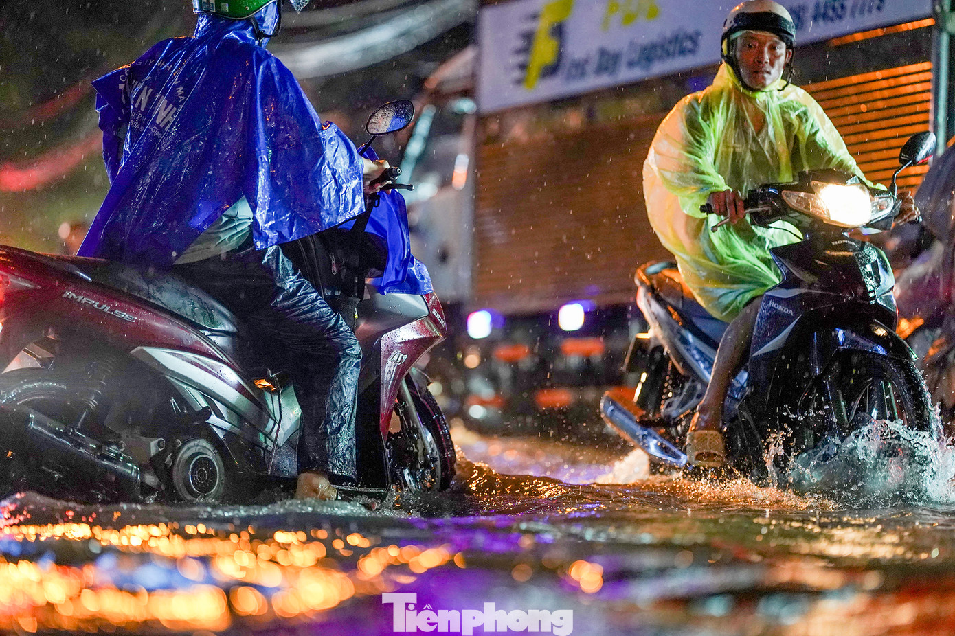 &quot;Tình trạng ngập úng tại nút giao này không phải là mới. Mỗi khi có mưa lớn, tụi tôi lại phải đối mặt với cảnh ngập nước kéo dài, gây ảnh hưởng nghiêm trọng đến sinh hoạt và công việc&quot;, một người dân chia sẻ.